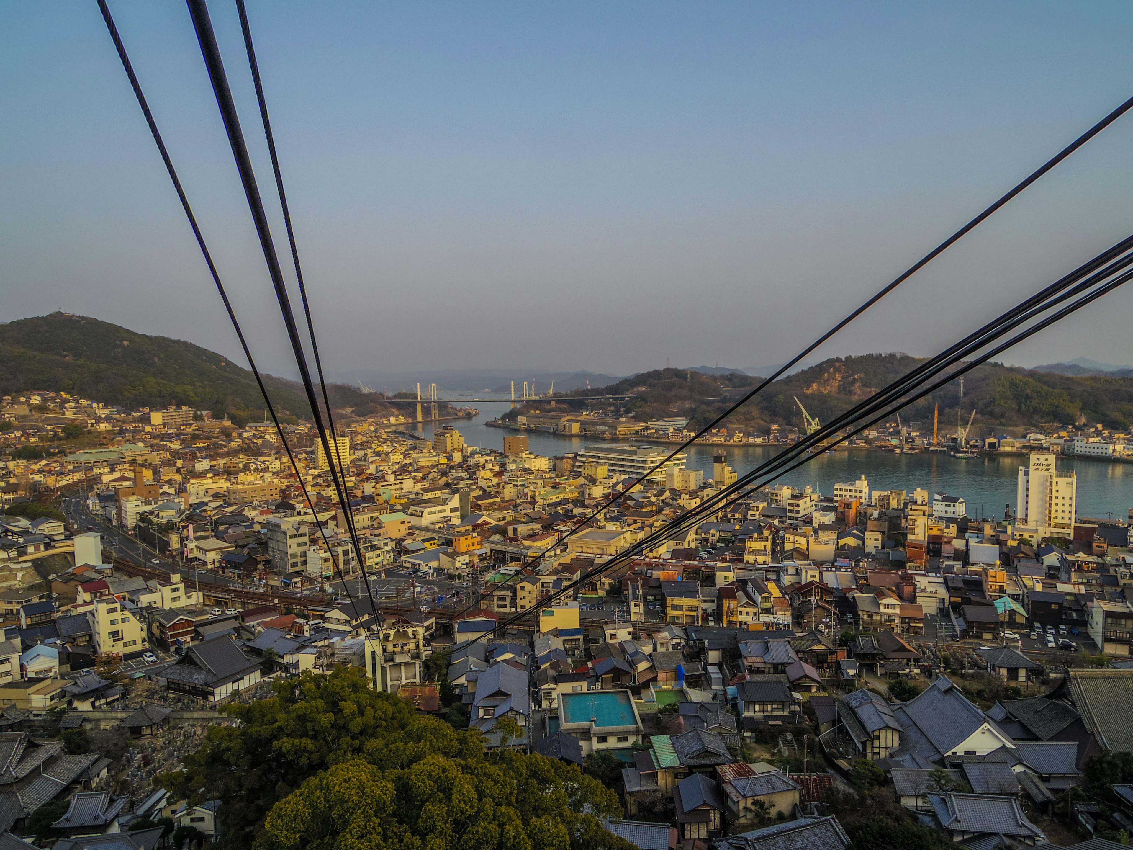 Vista panoramica di una città costiera con cavi della funivia