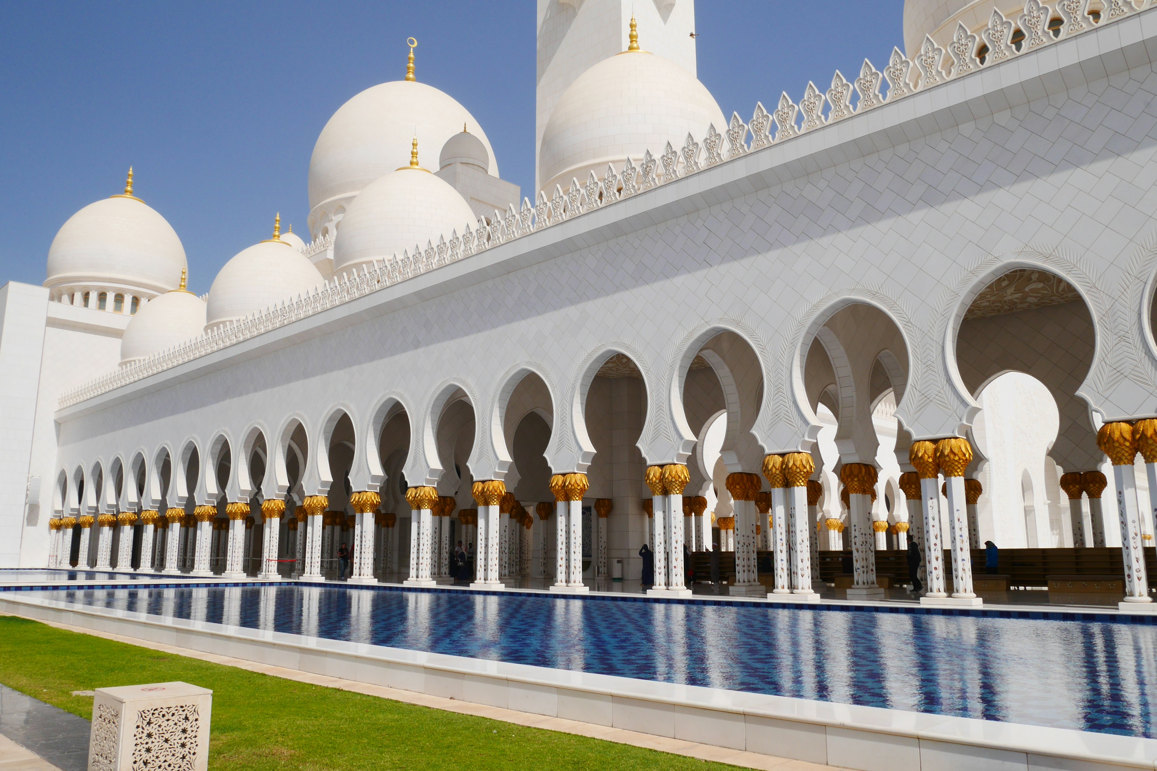 Scheich-Zayed-Moschee mit schöner Fassade und bogenförmigen Säulen