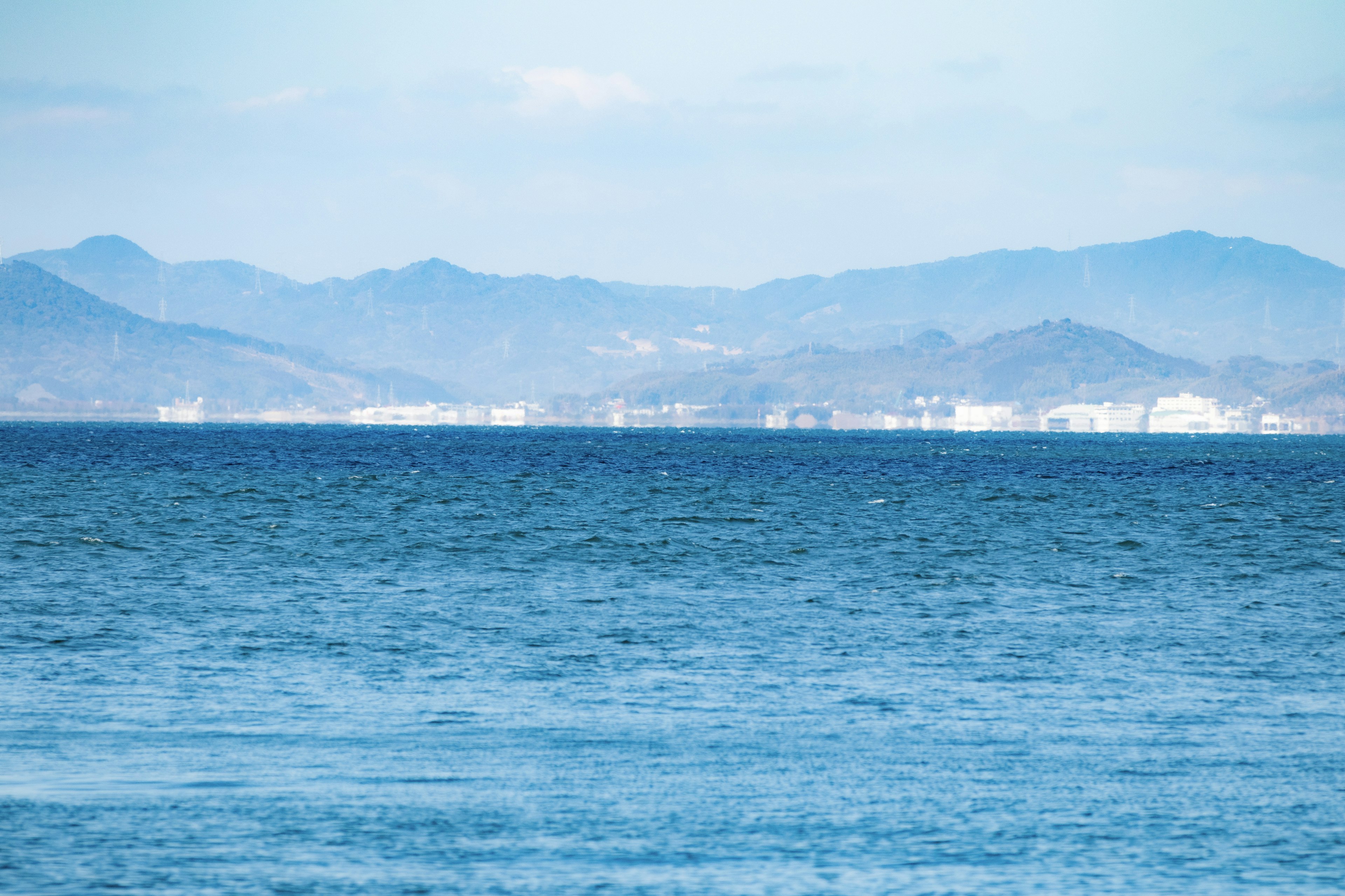 Vue expansive de la mer bleue et des montagnes