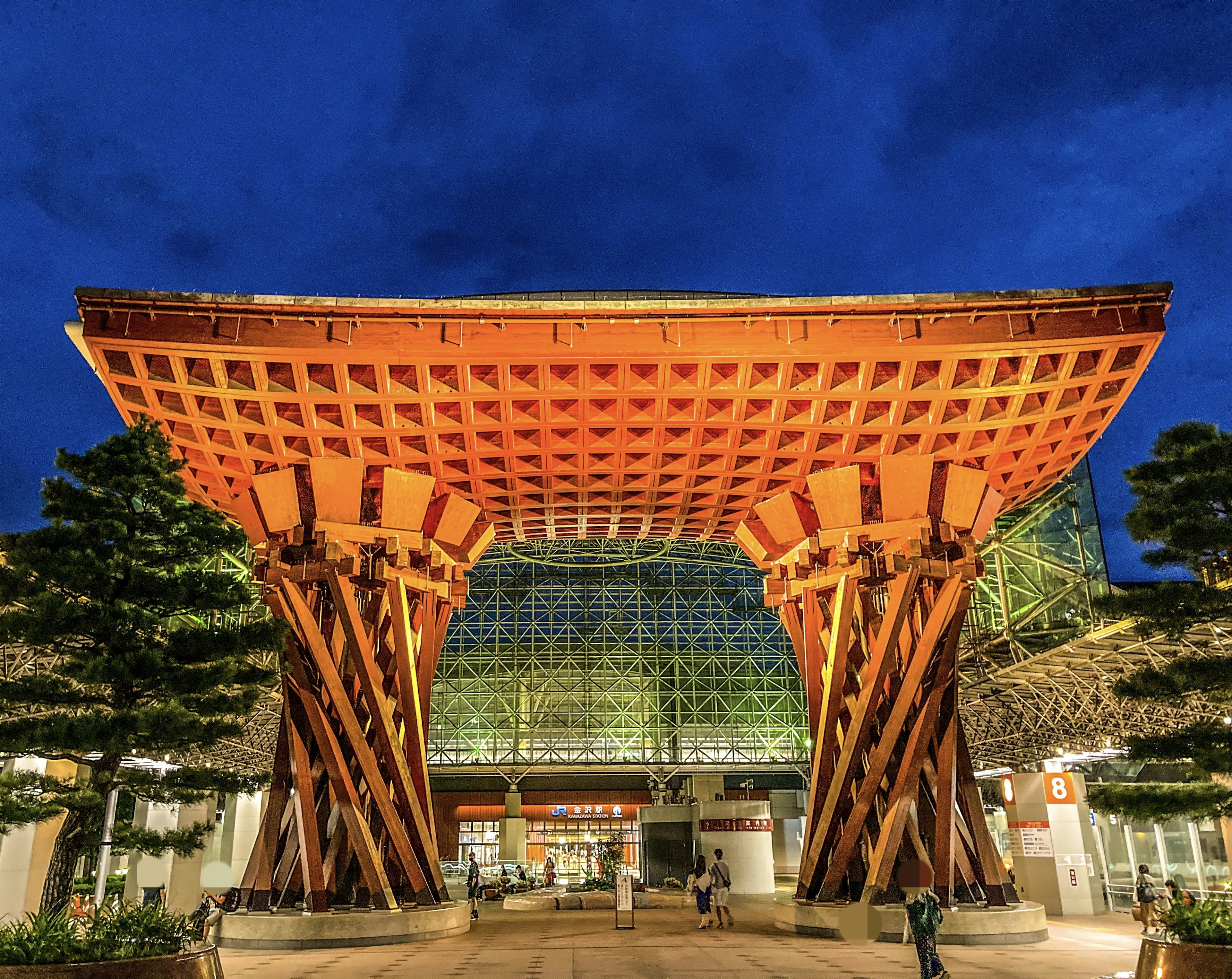 Fusion de l'architecture japonaise traditionnelle et du design moderne sous le ciel nocturne