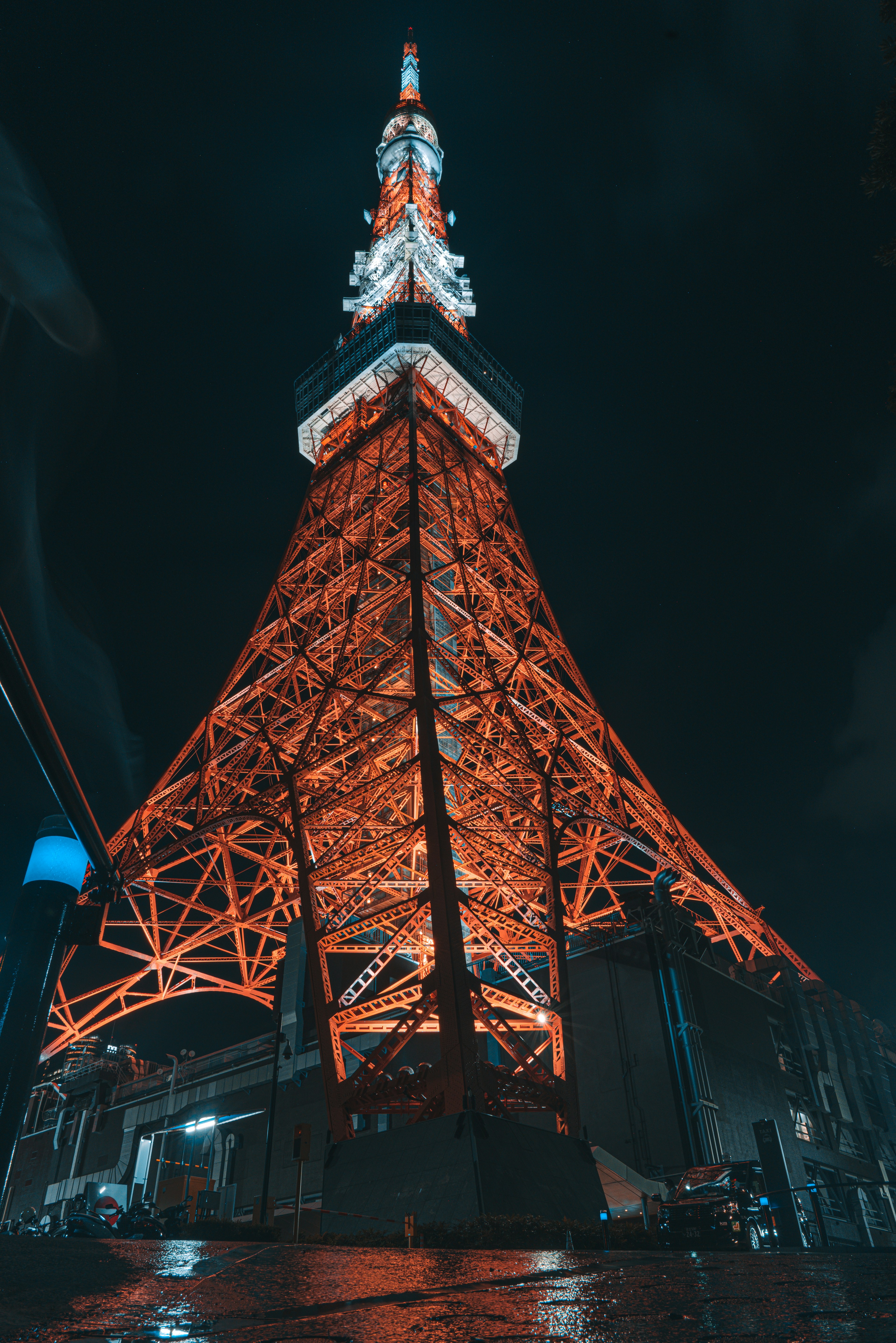 Tour de Tokyo la nuit illuminée en orange avec un angle dramatique