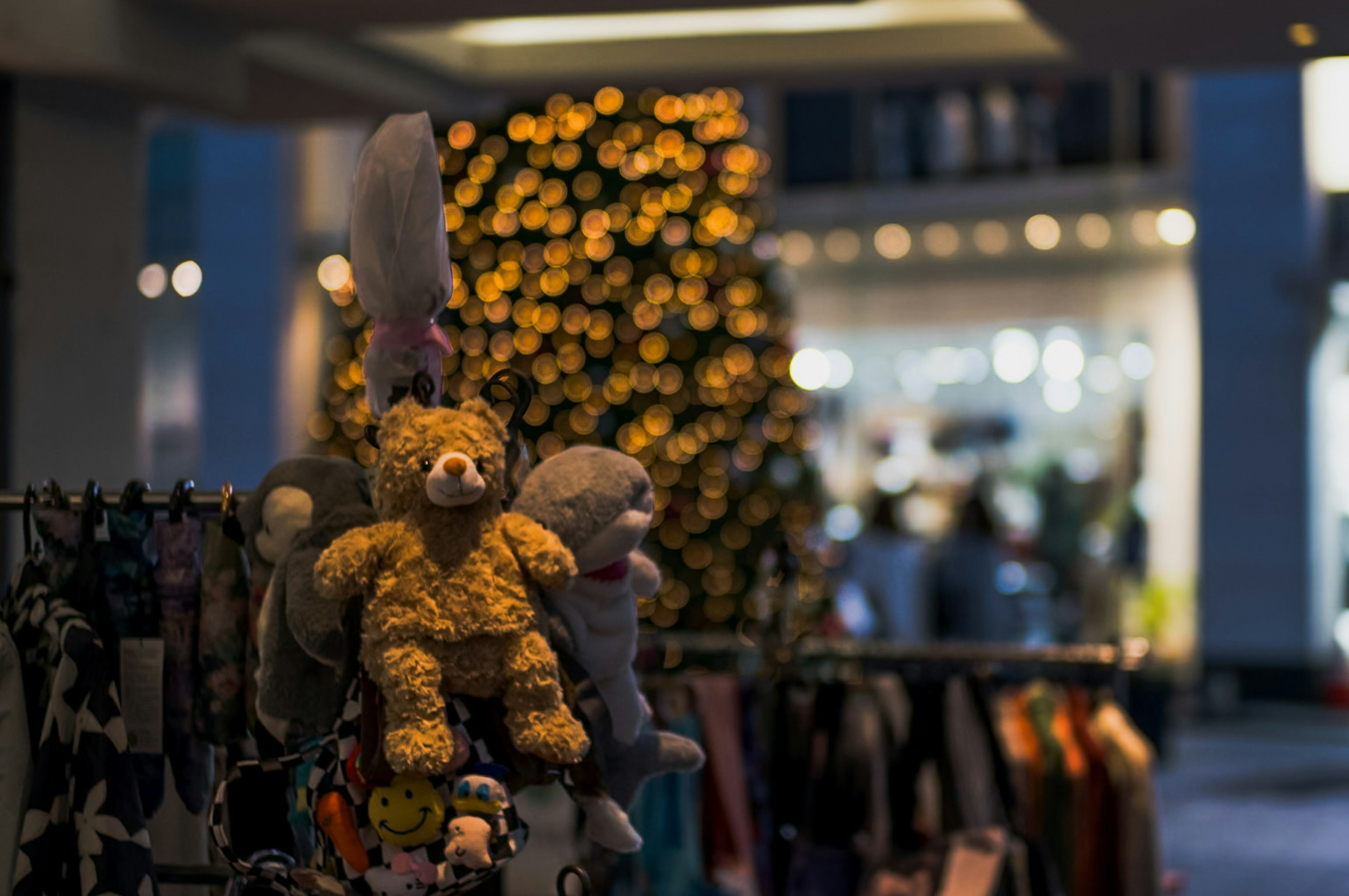 Animales de peluche en exhibición con un árbol de Navidad al fondo