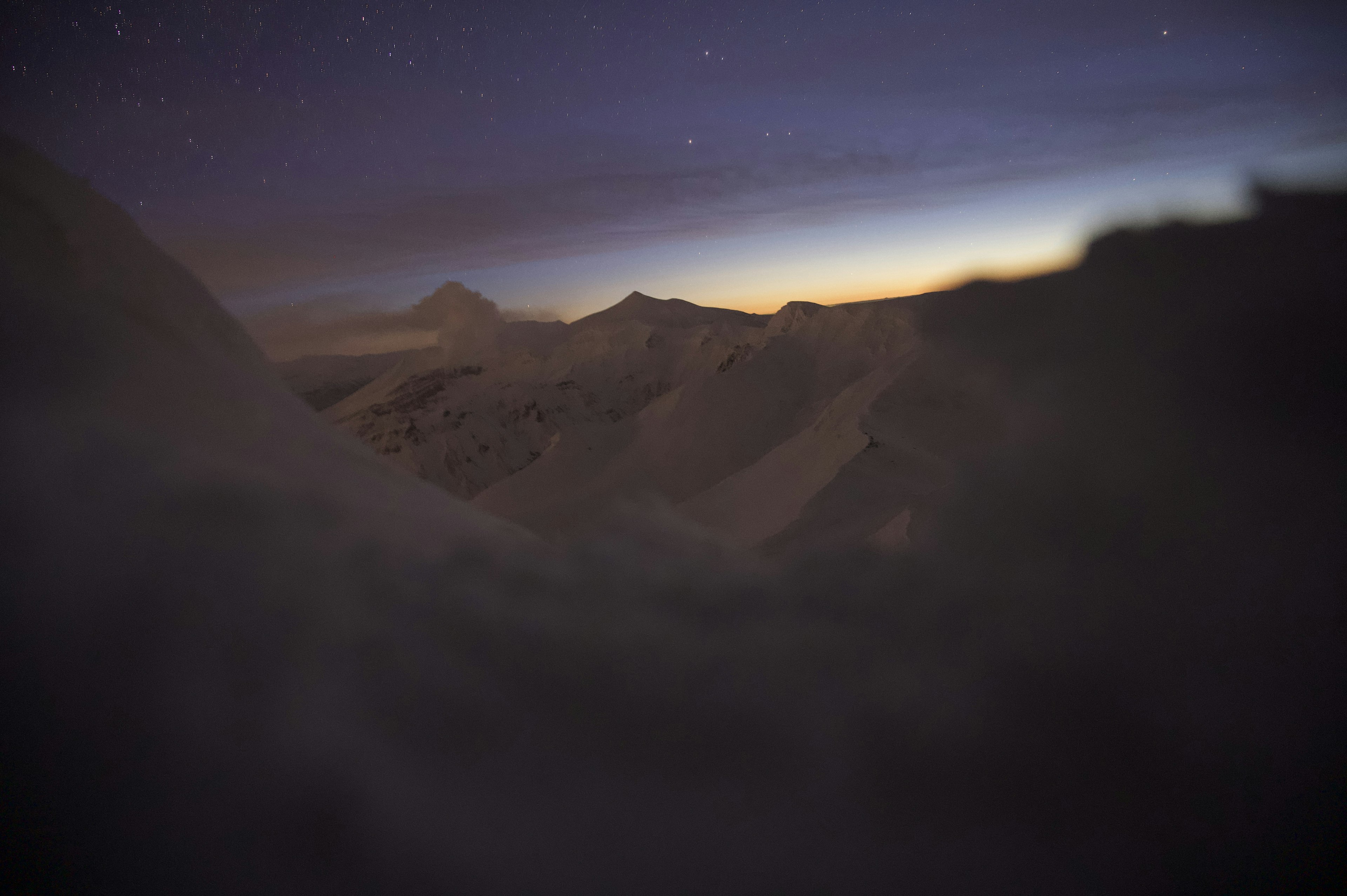 Paysage montagneux au crépuscule avec ciel étoilé