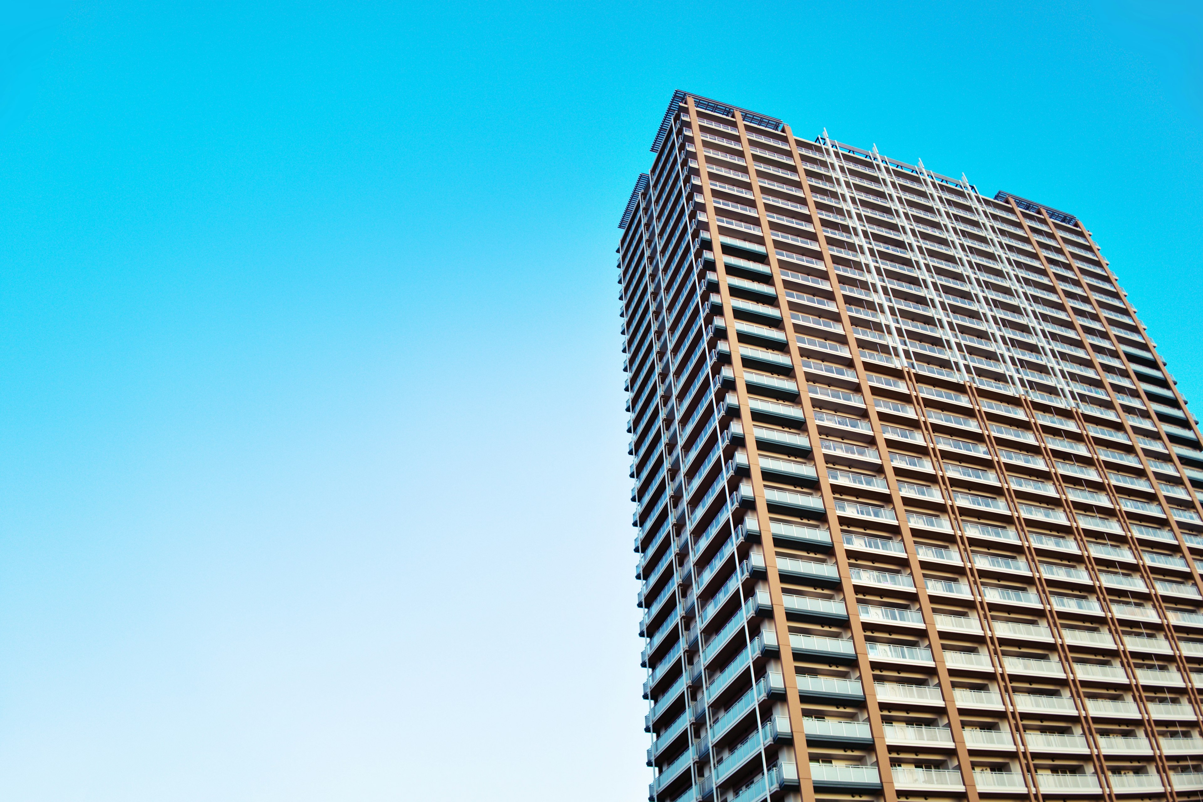 Vue latérale d'un immeuble de grande hauteur sous un ciel bleu clair