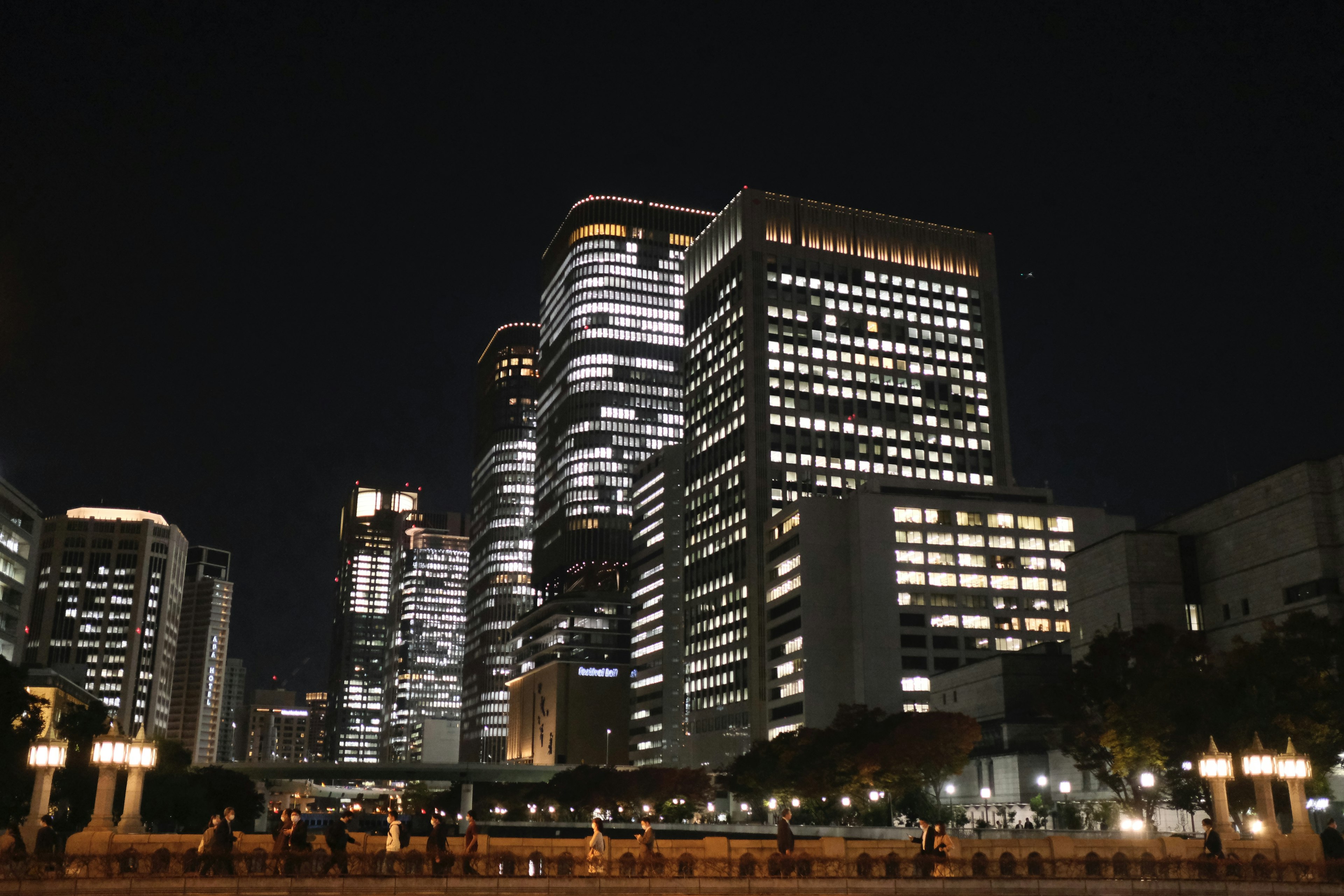 Hermosa vista de rascacielos de noche