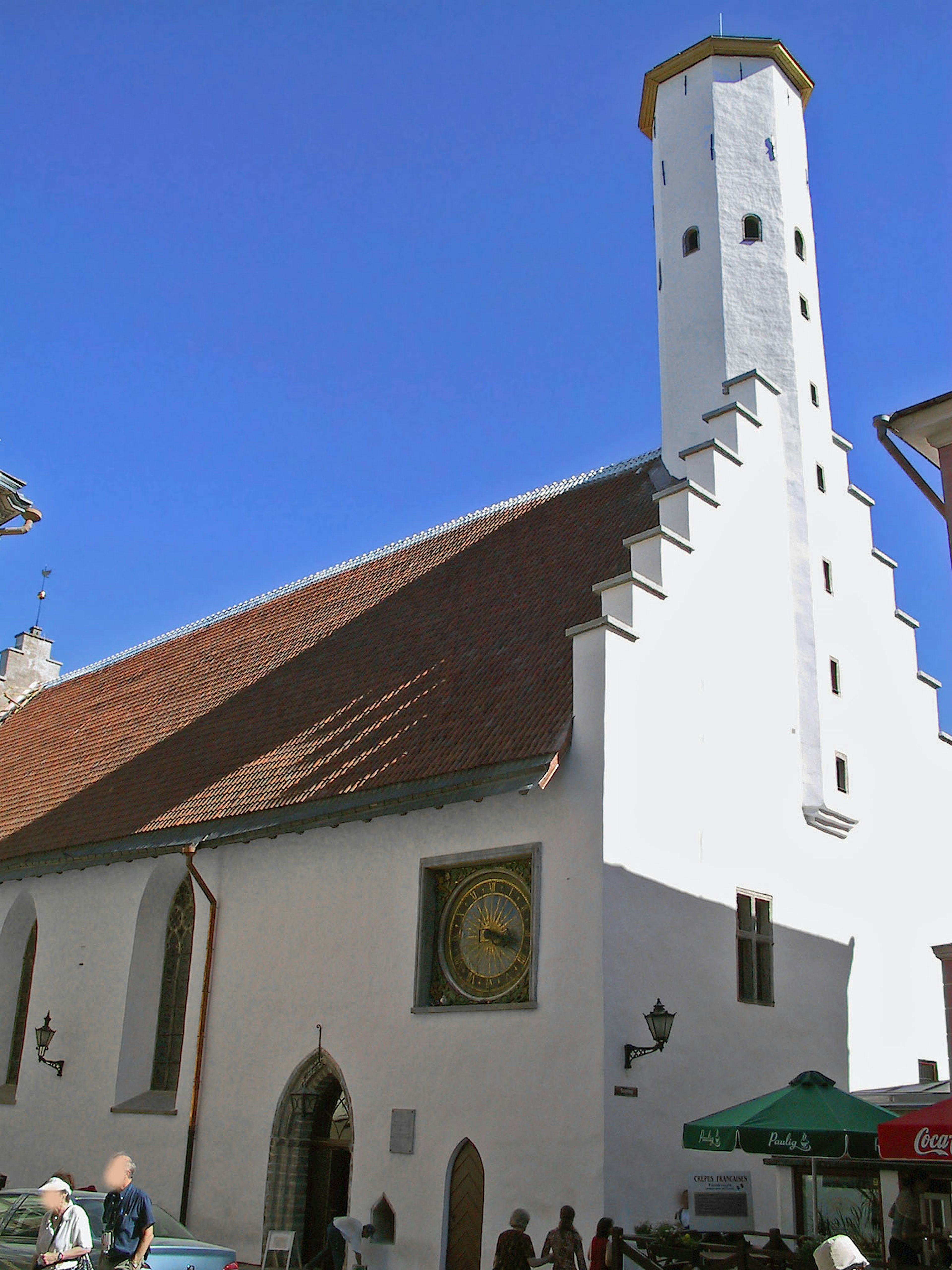 Chiesa bianca con architettura distintiva e cielo azzurro