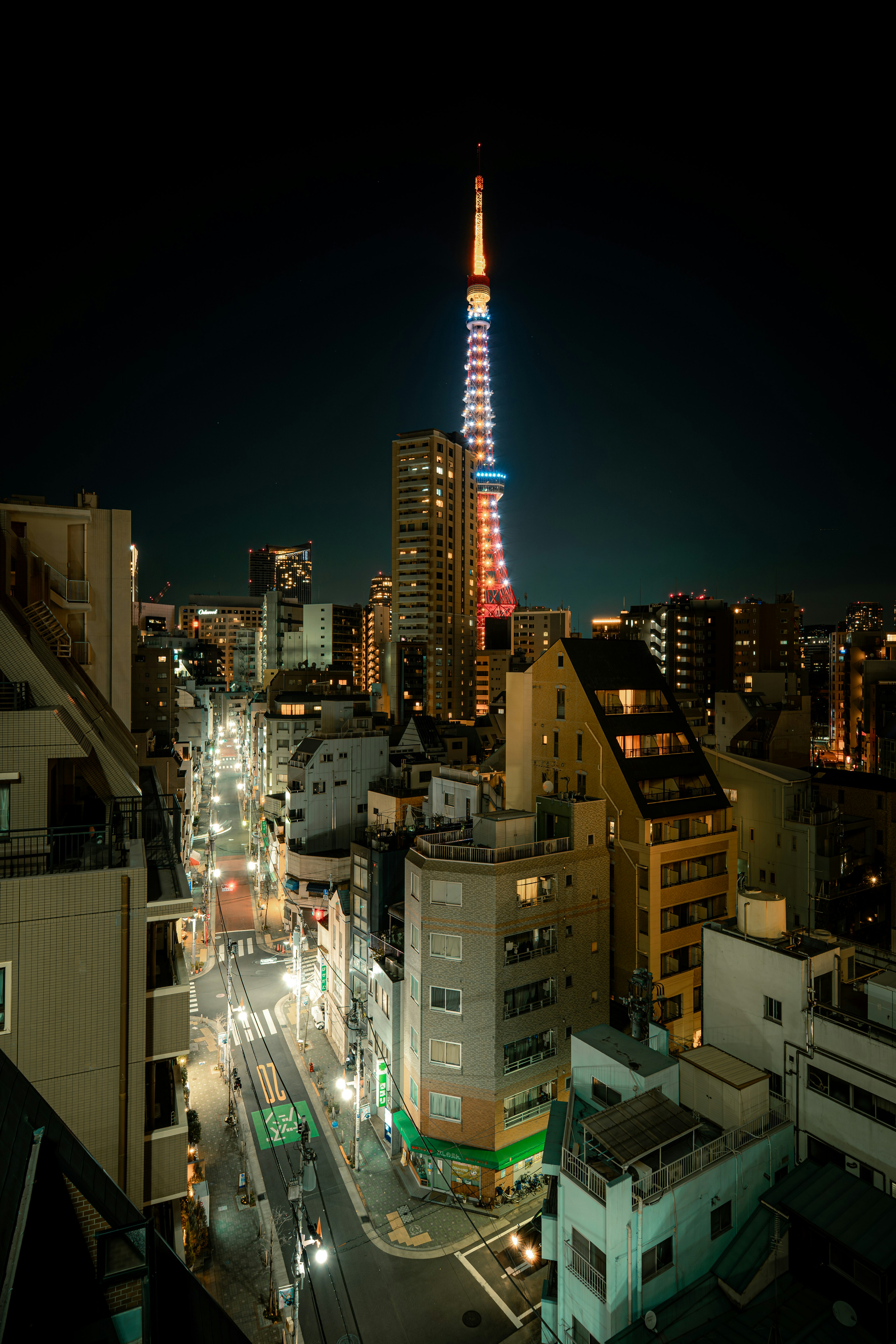 東京タワーが夜景に映える都市の風景