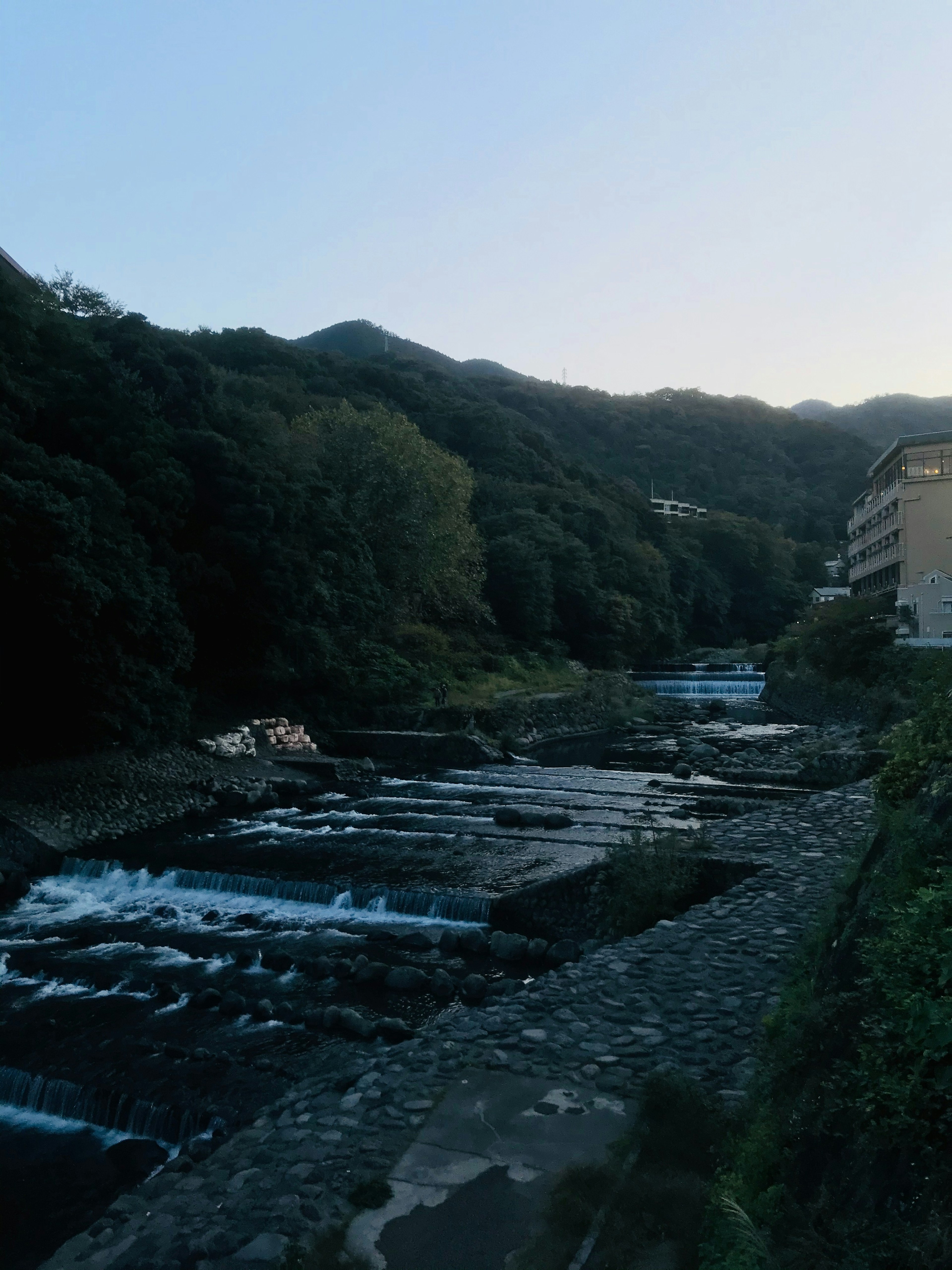 Vue pittoresque d'une rivière entourée de montagnes et de verdure