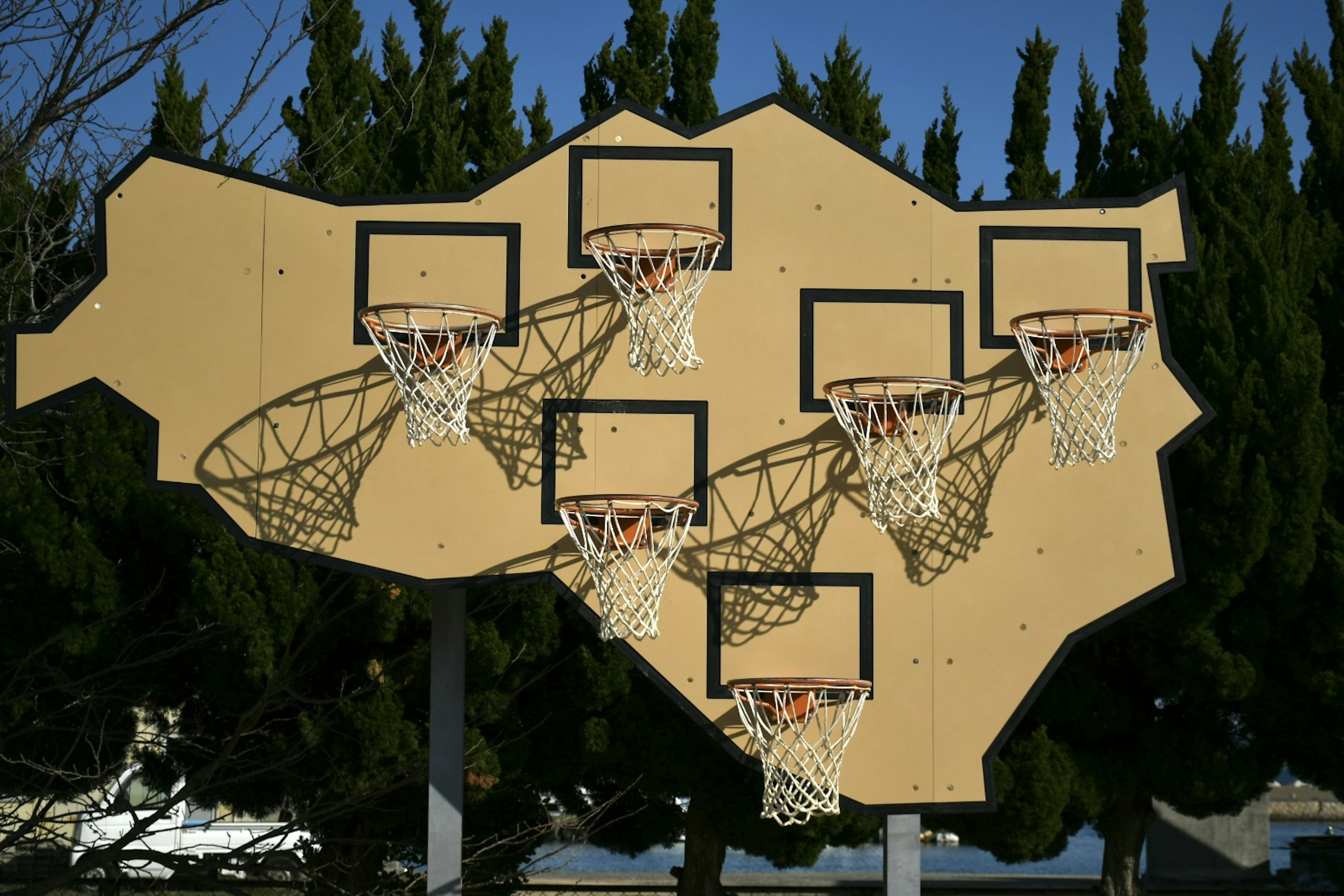 Pannello da basket unico con più canestri disposti in un layout creativo