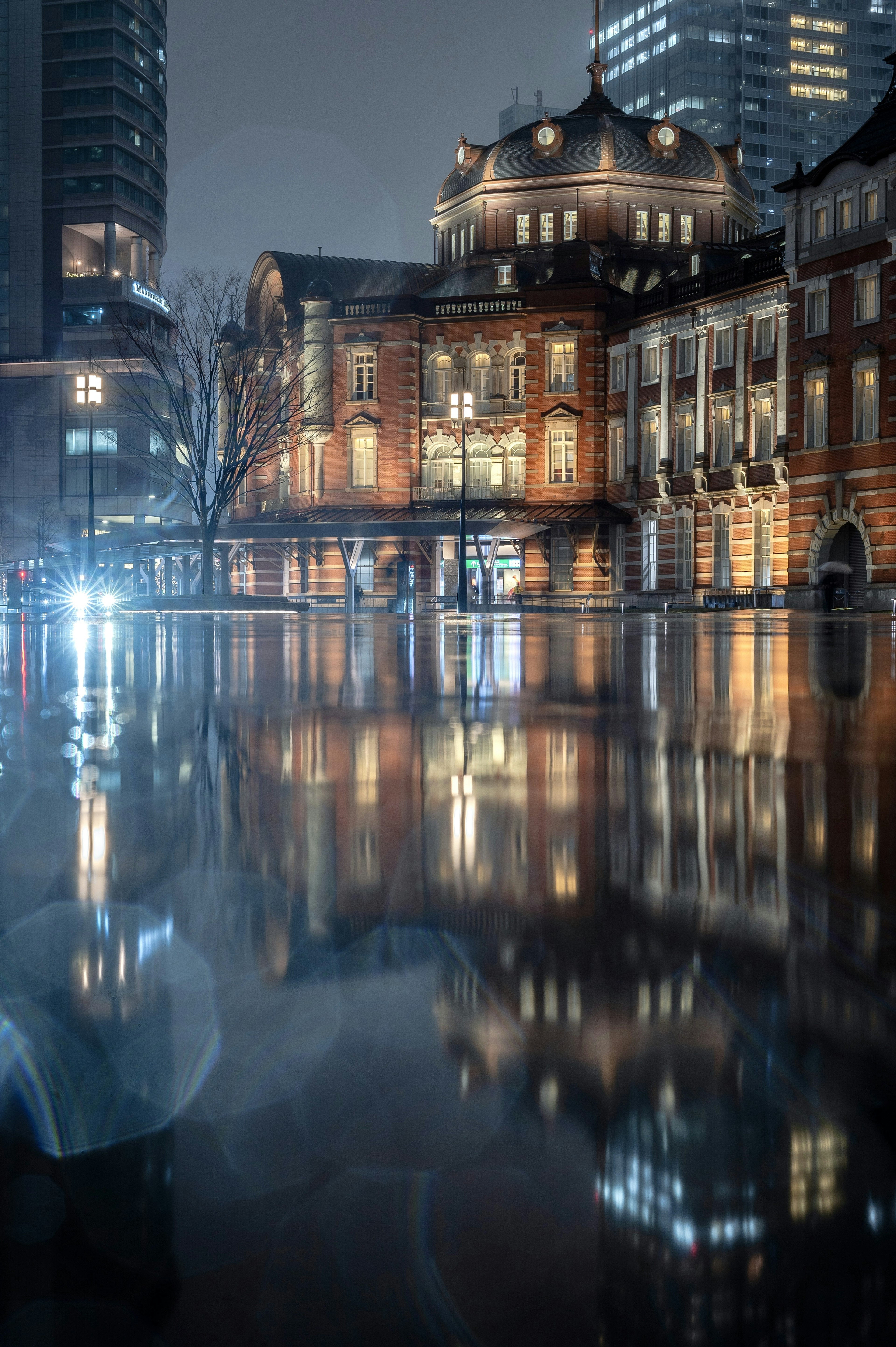 Belle réflexion d'un vieux bâtiment dans un paysage urbain nocturne