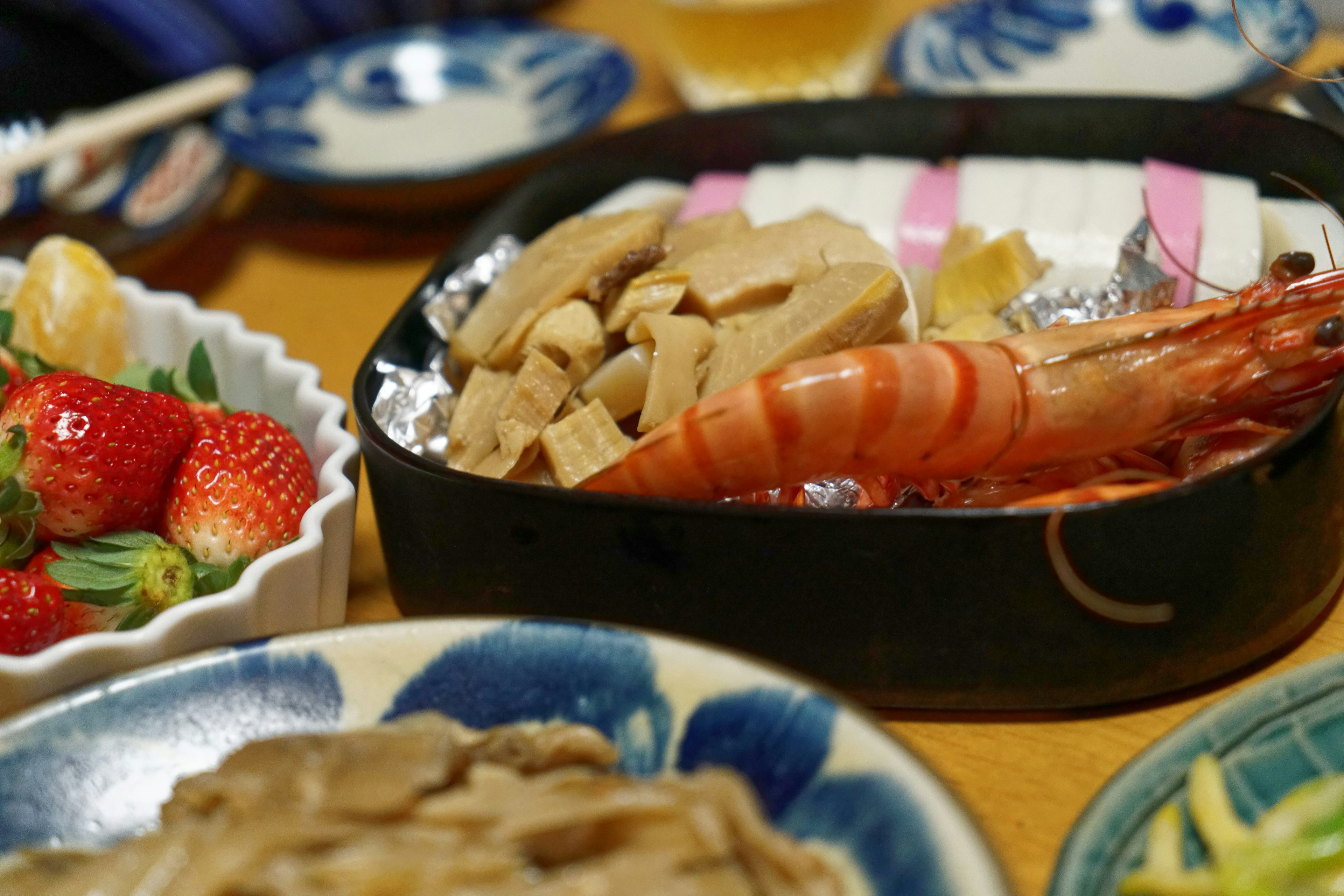 Una variedad de platos japoneses exhibidos en una mesa