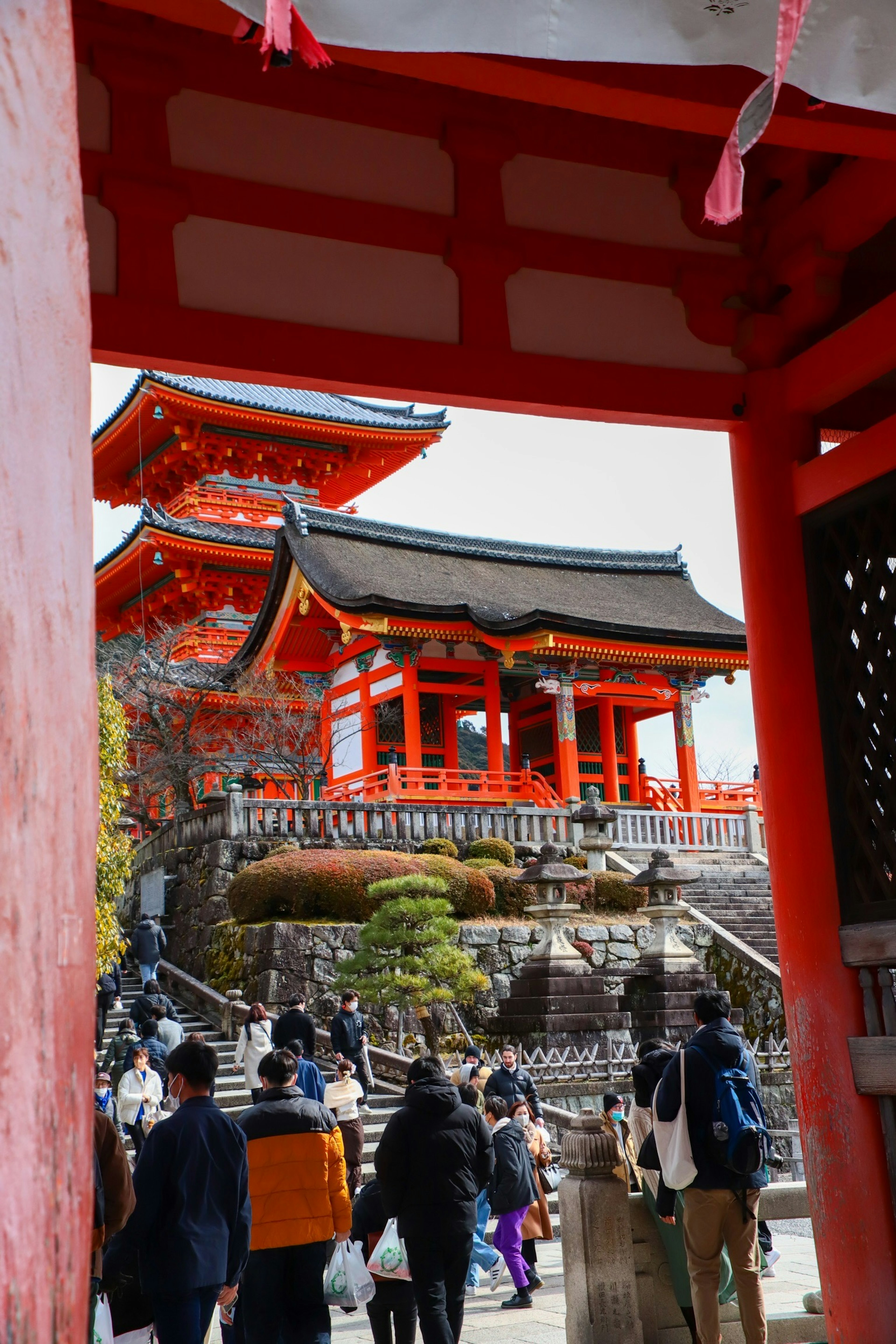 Temple Kiyomizu-dera avec des structures rouges et des touristes