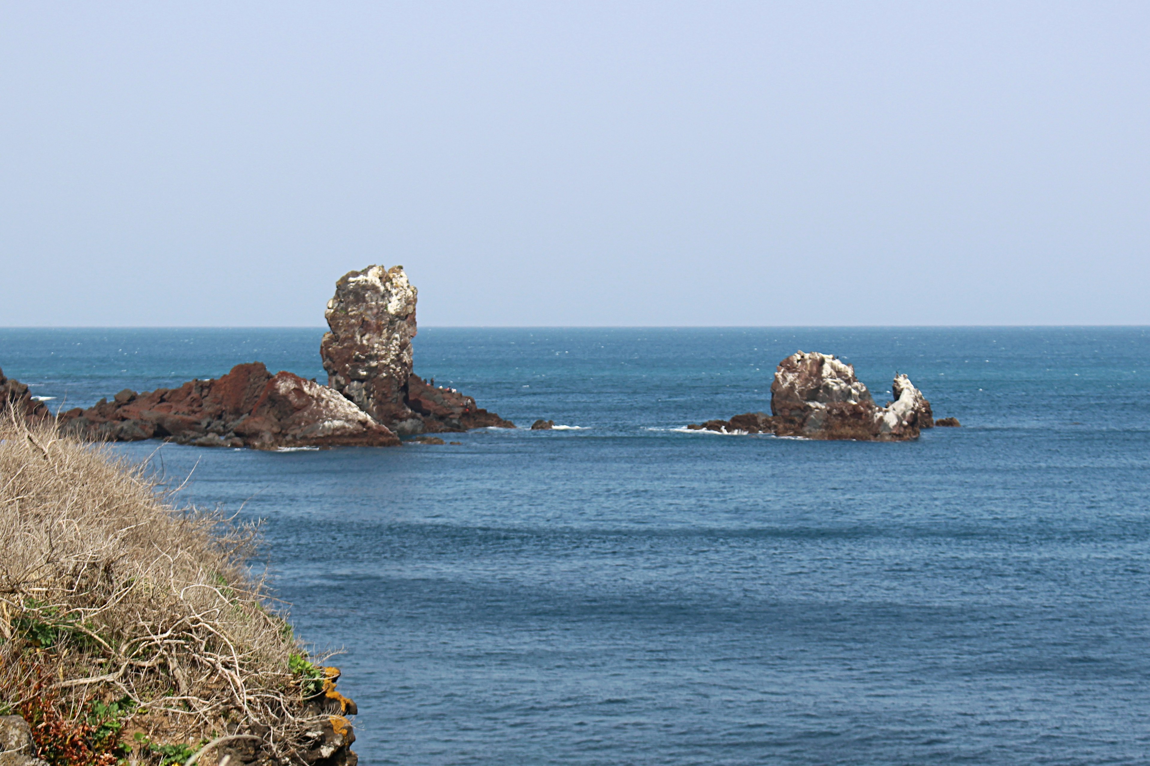 Formazioni rocciose nell'oceano blu con vista costiera