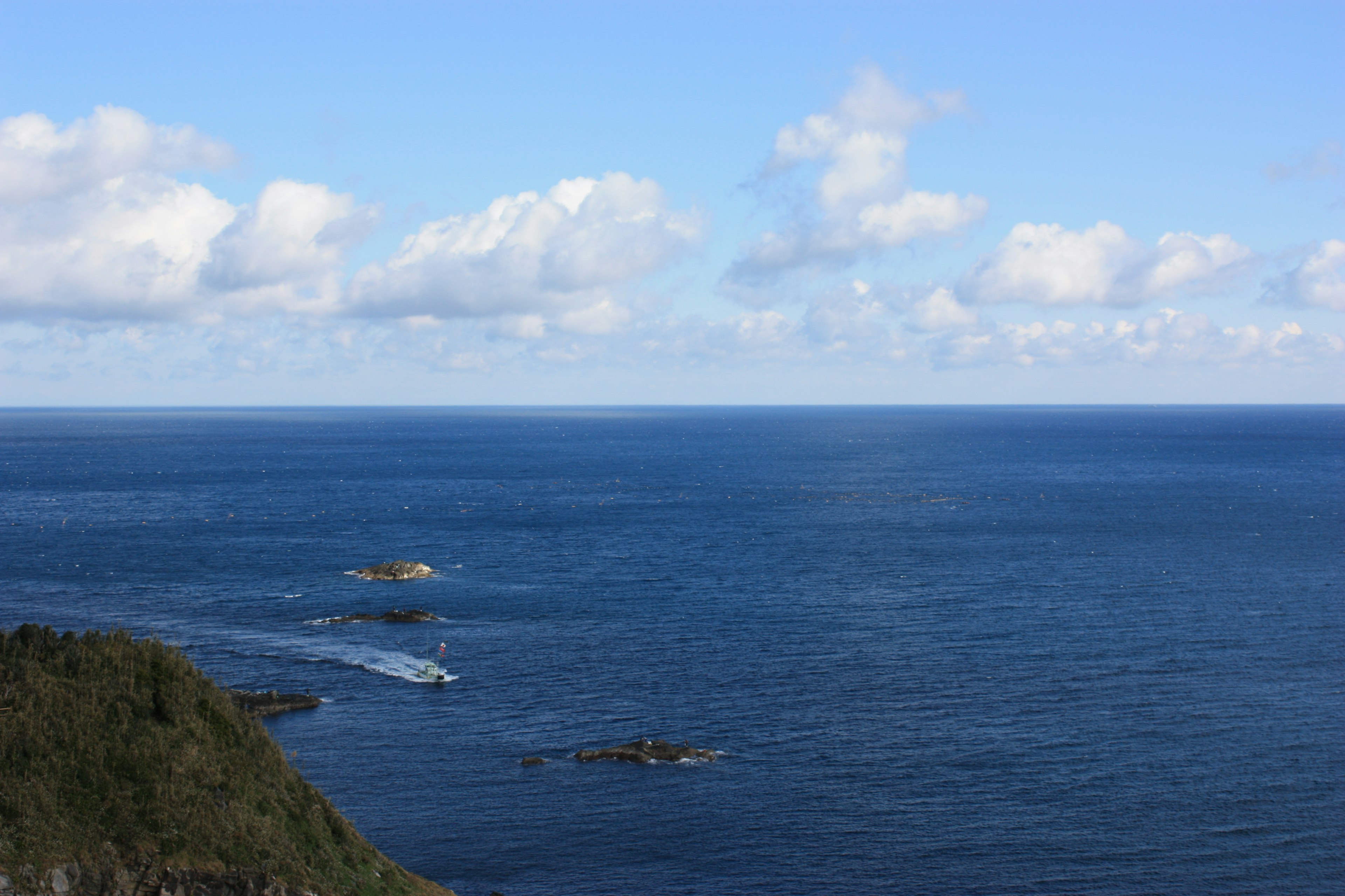 Vista panoramica dell'oceano blu e del cielo con piccole isole