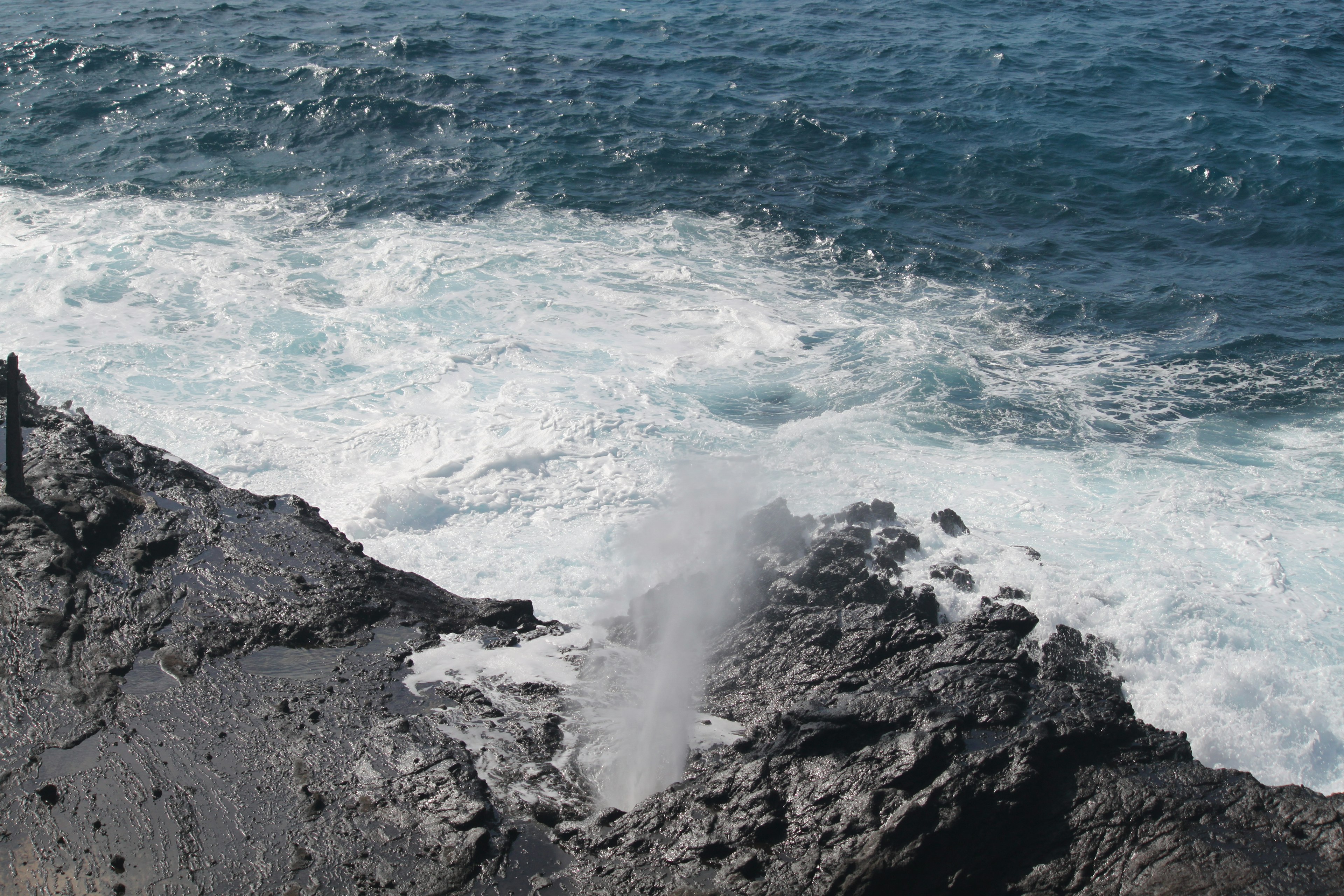 海浪冲击岩石海岸，形成水柱