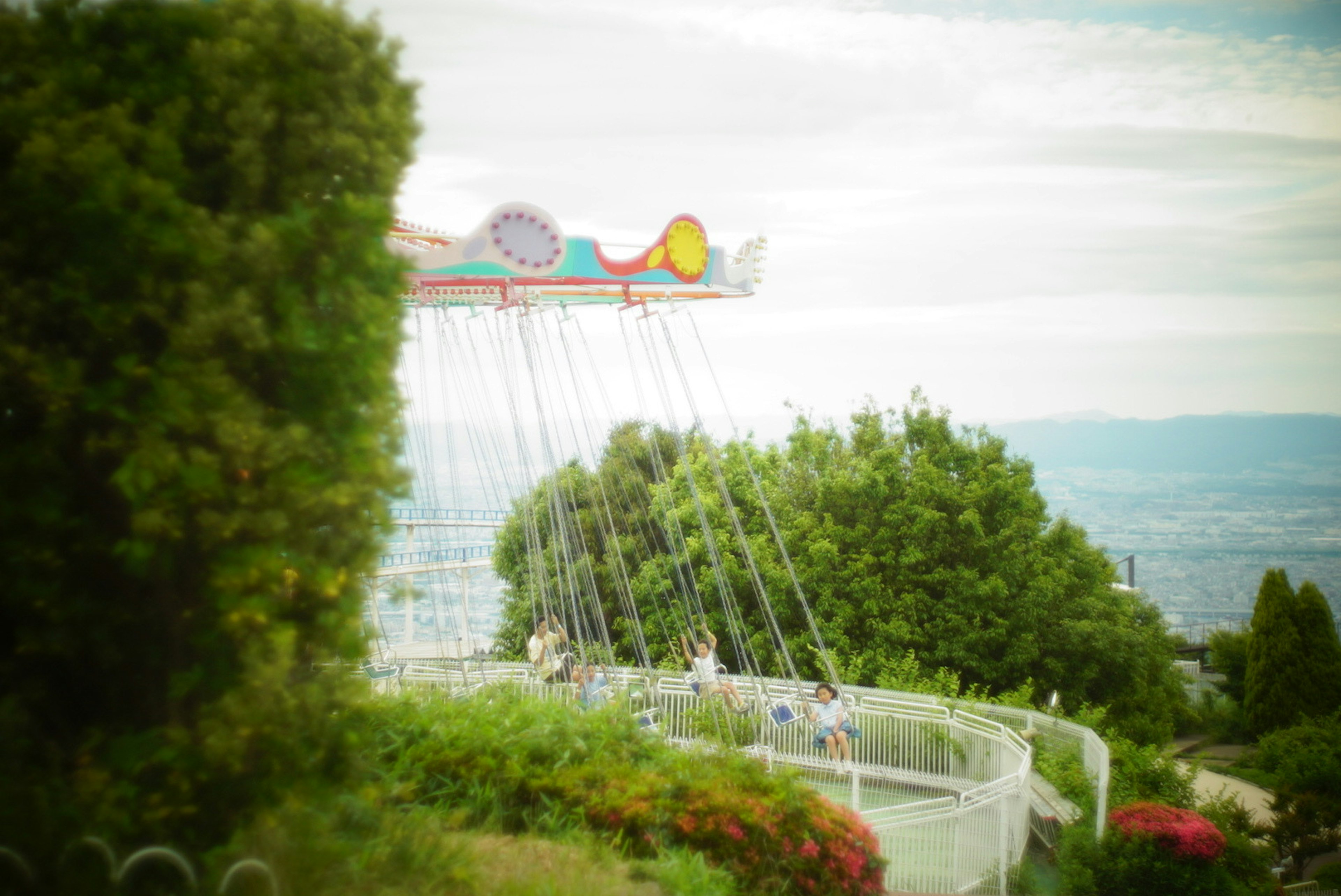 Un paysage vibrant avec un manège coloré de parc d'attractions