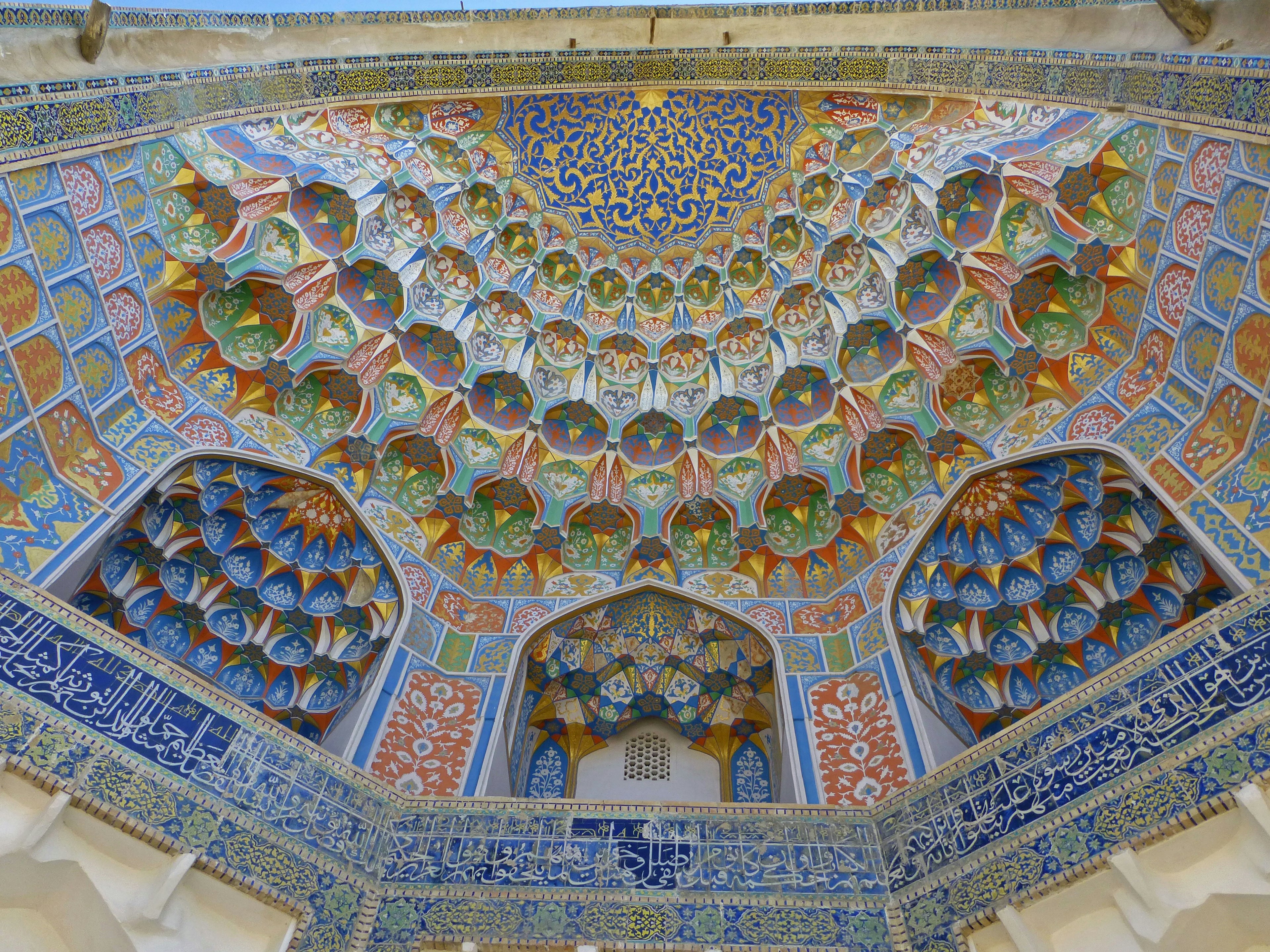 Hermosa decoración del techo de la mezquita con azulejos vibrantes y patrones geométricos