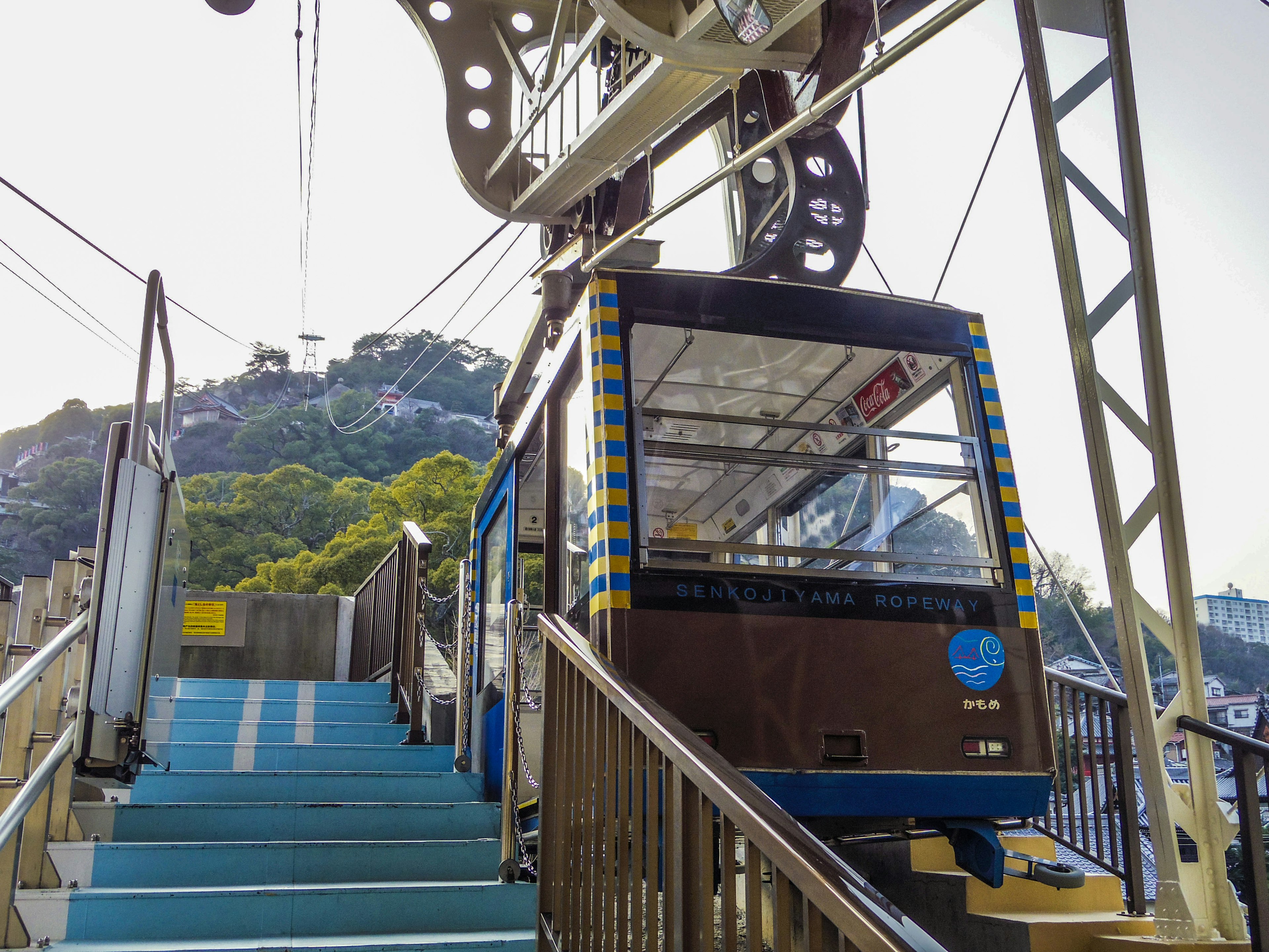 ケーブルカーの駅と山の風景