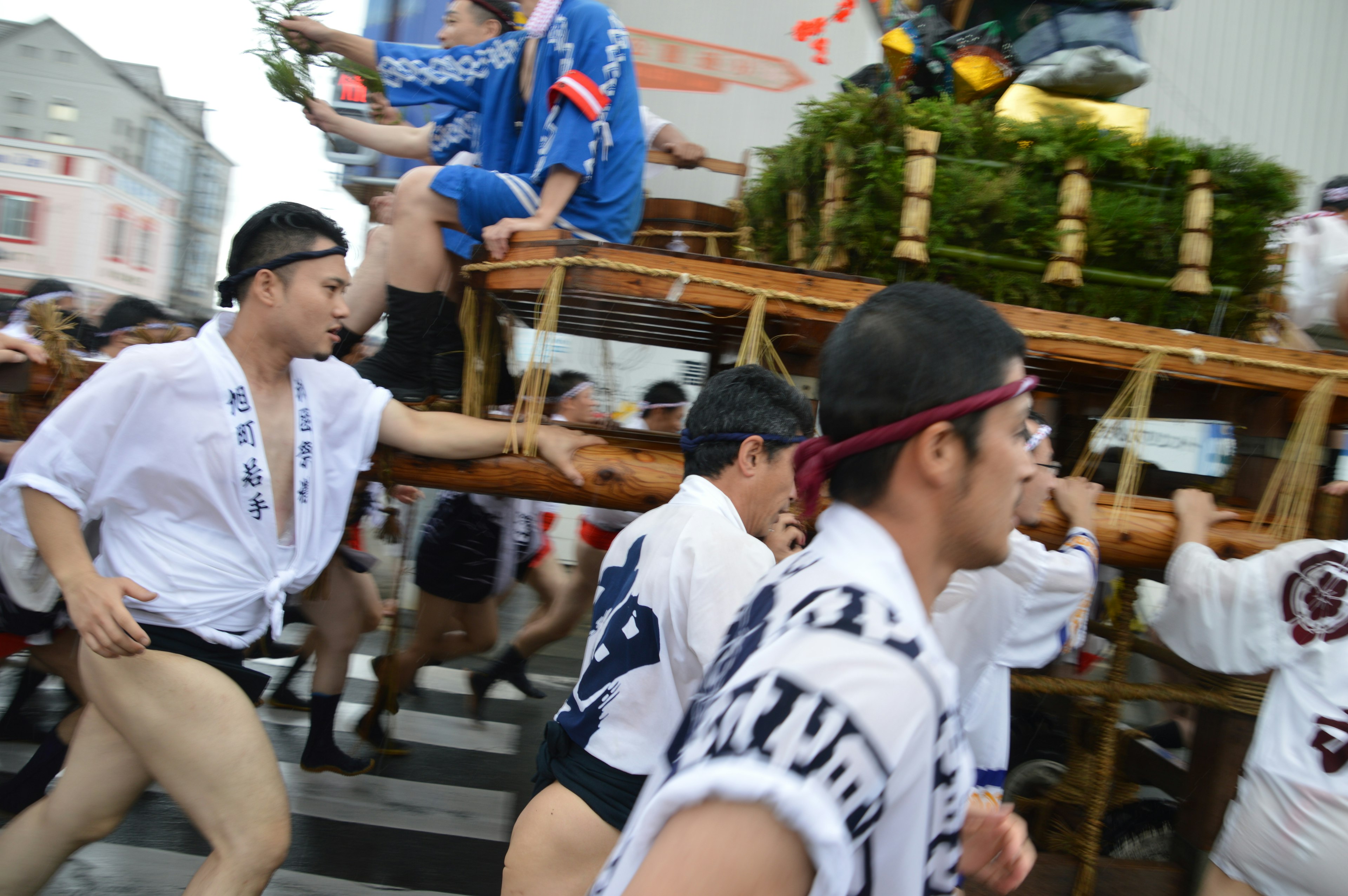 Peserta mengangkat mikoshi saat festival