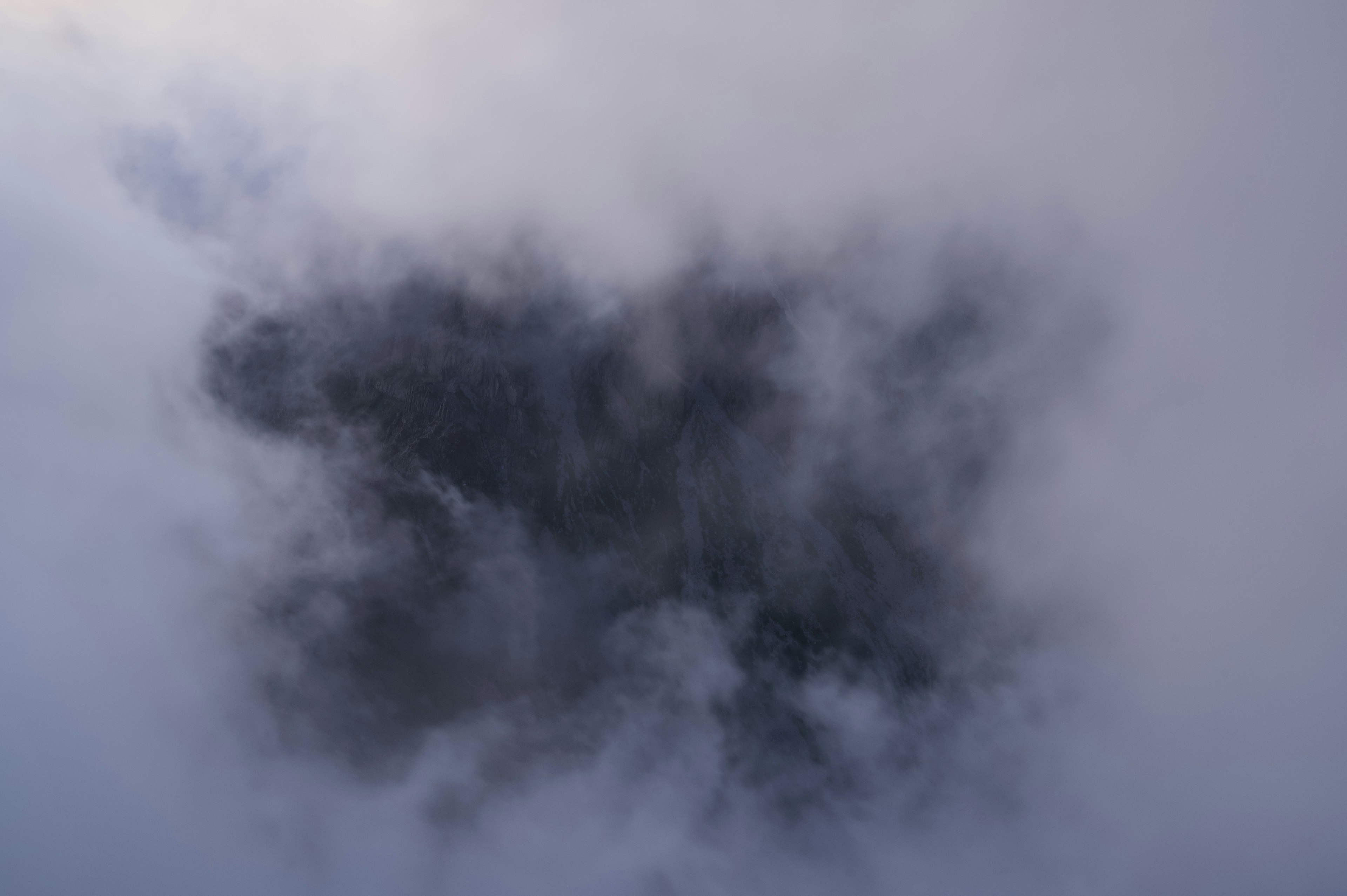 雲の中に浮かぶ濃い灰色の影