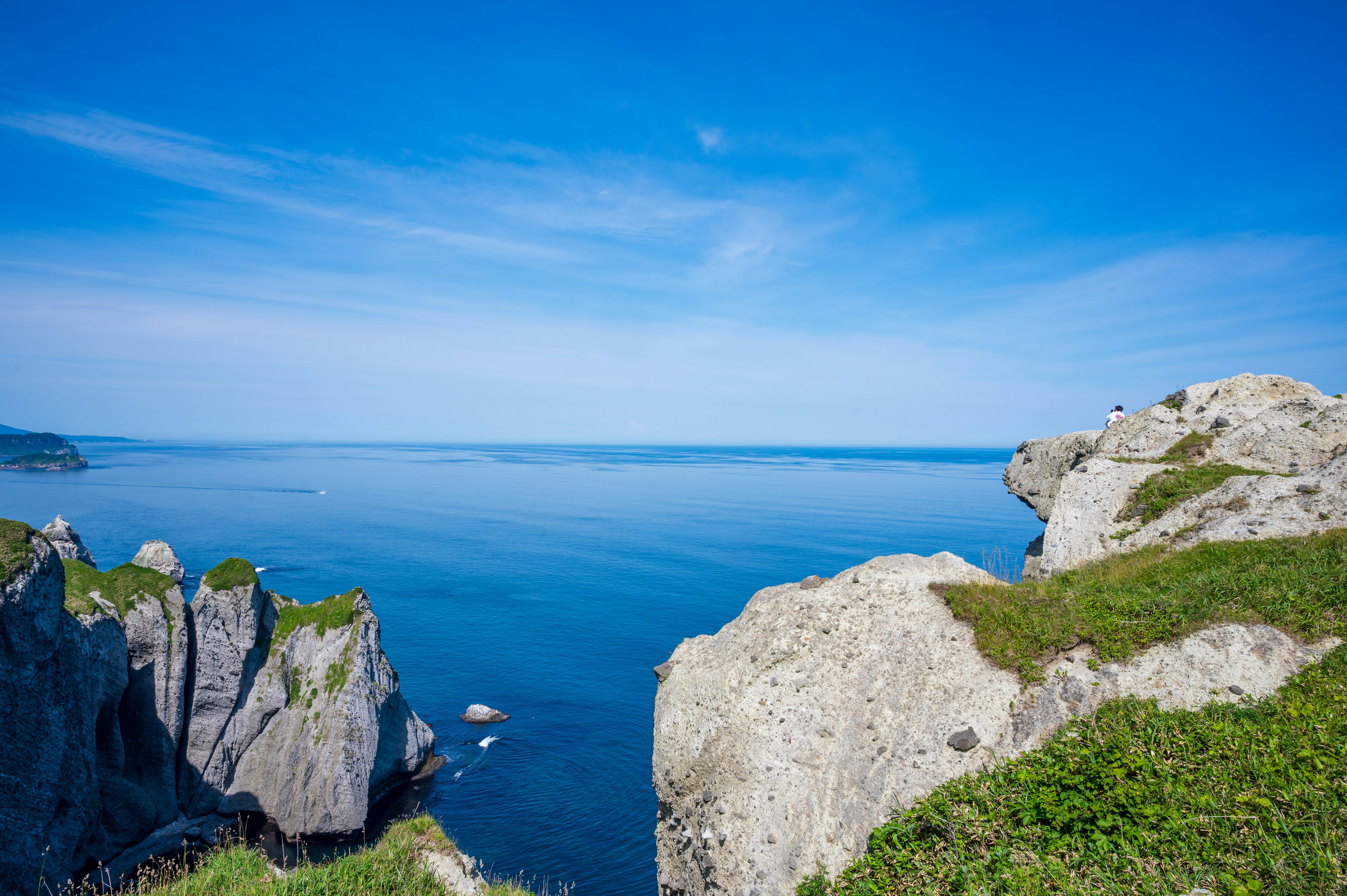 青い海と岩の風景が広がる美しい景色