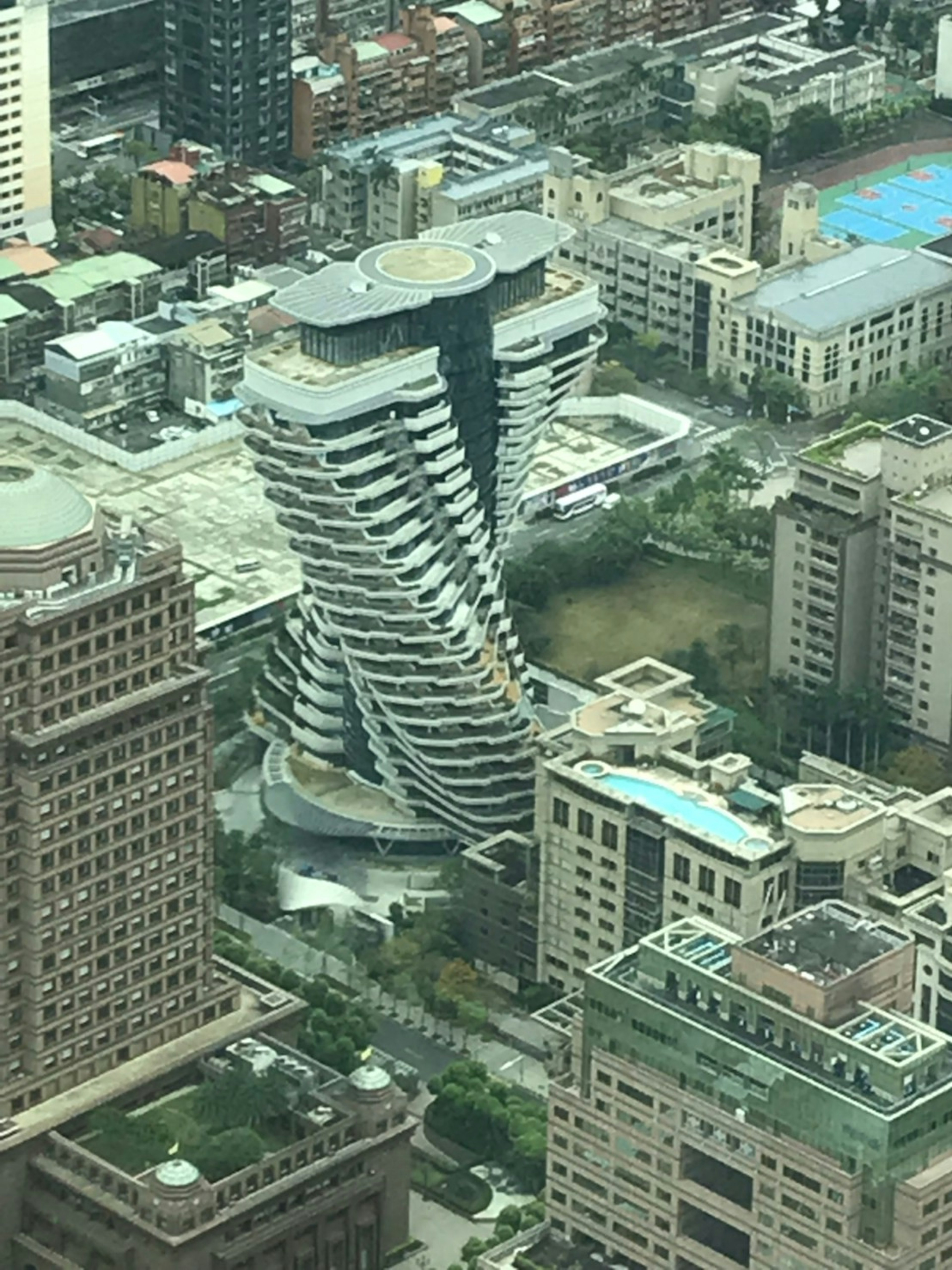 Bangunan berbentuk spiral unik berdiri di tengah kota