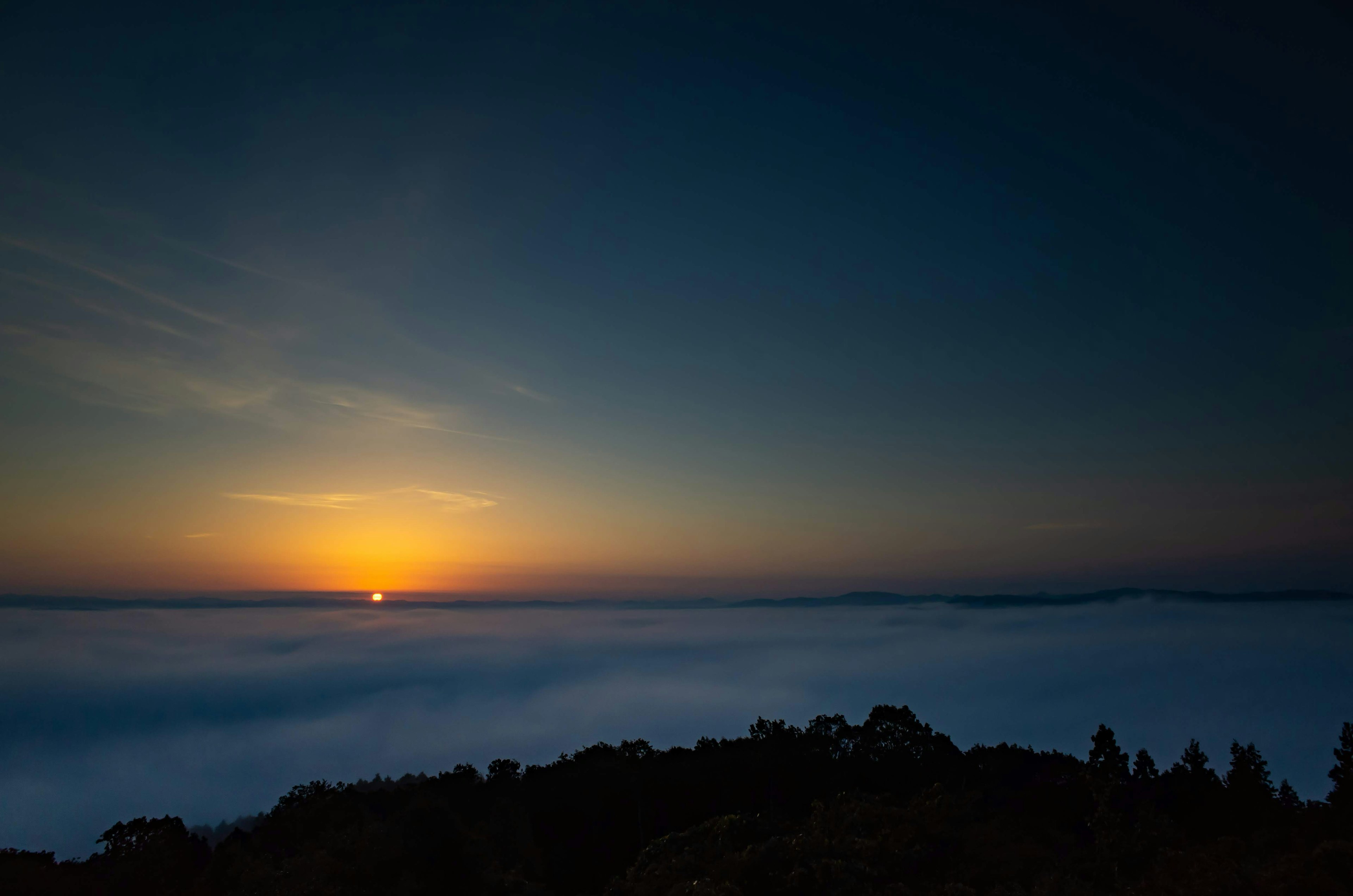 Bella alba sopra un mare di nuvole