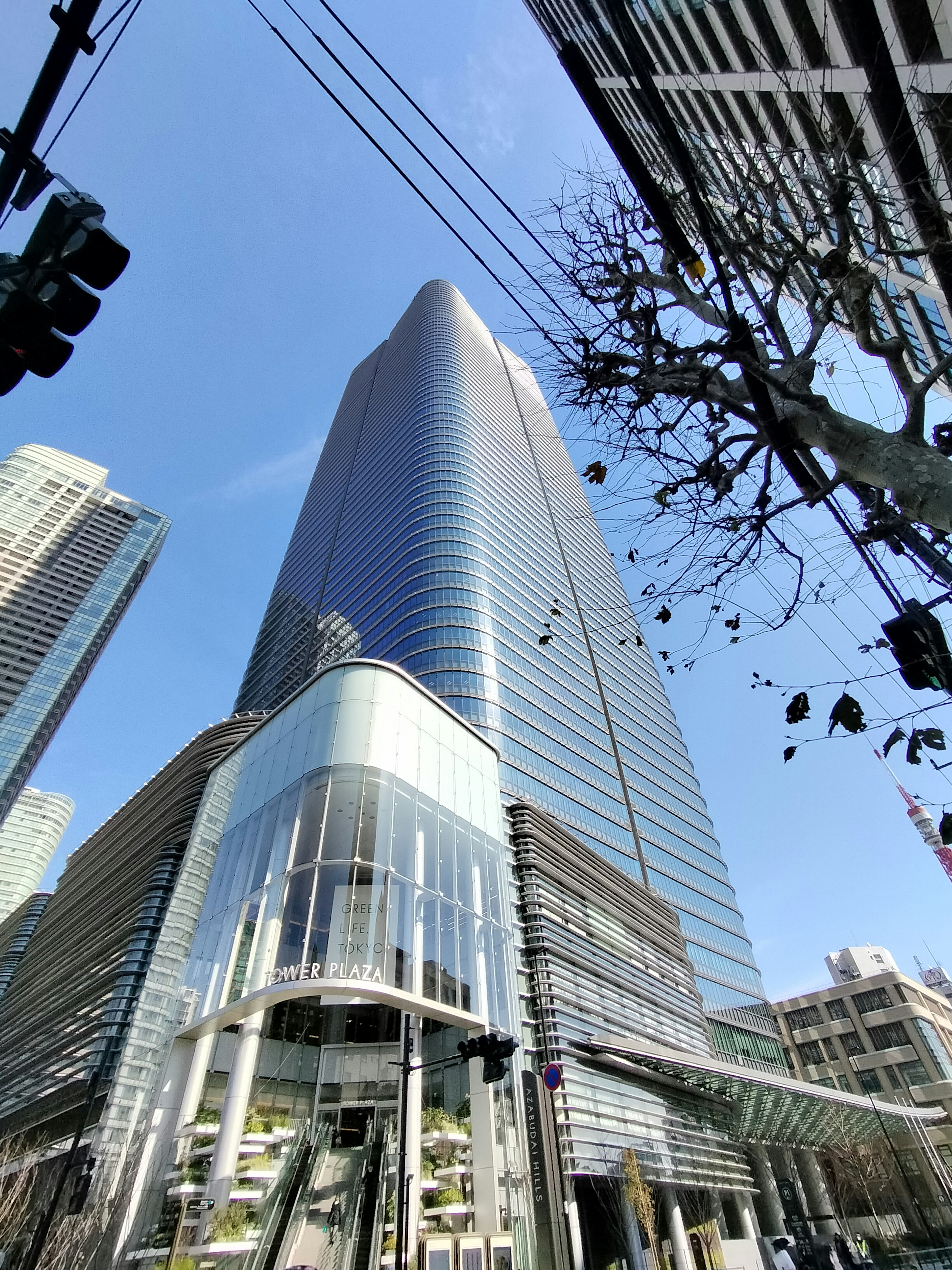 高層ビルの下からの視点青空と街の景色