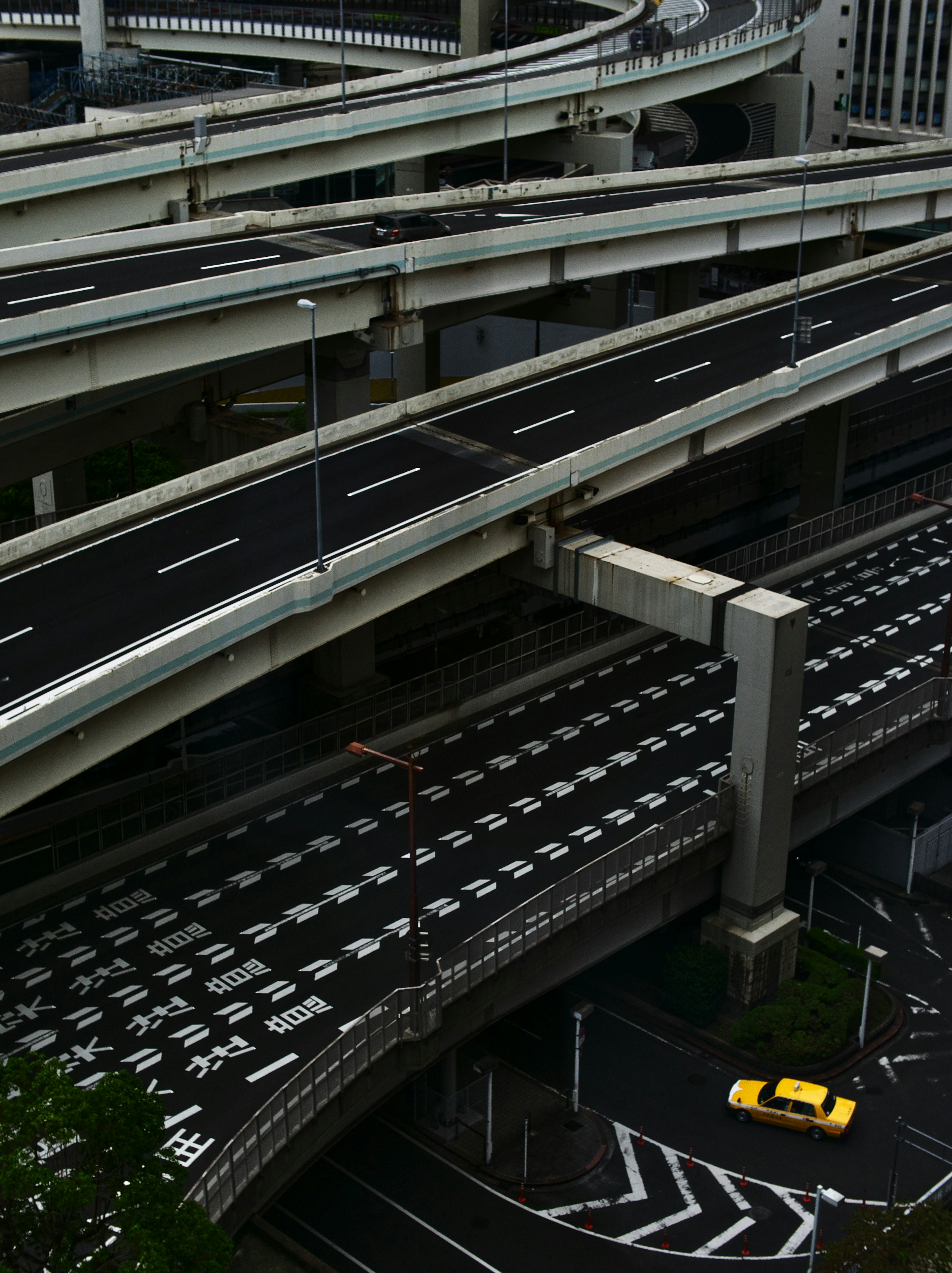 Komplexe städtische Landschaft mit erhöhten Autobahnen und einem gelben Taxi