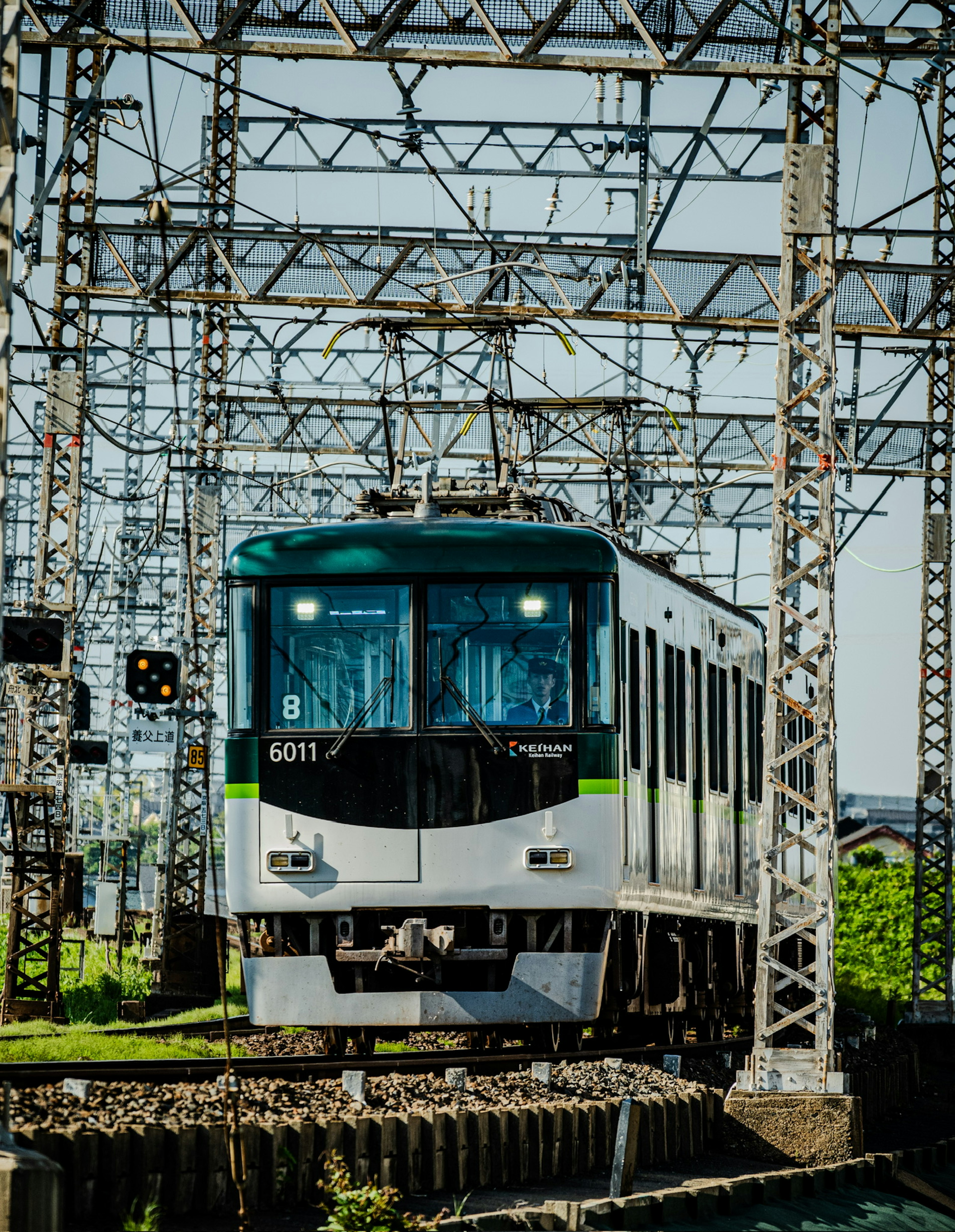 電車が架線の下を走る風景