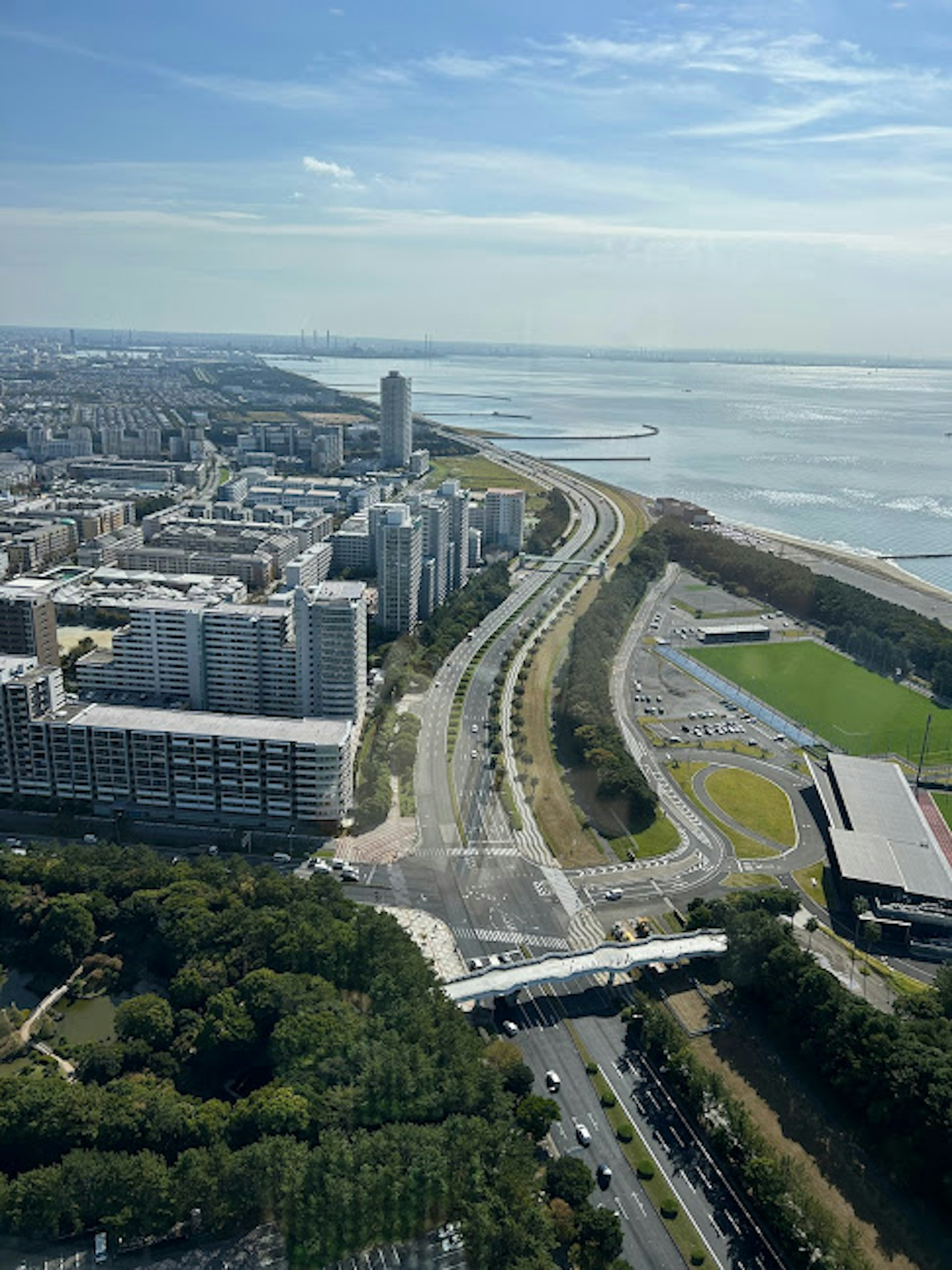 Luftaufnahme einer Küstenstadt mit Hochhäusern und Uferpromenade