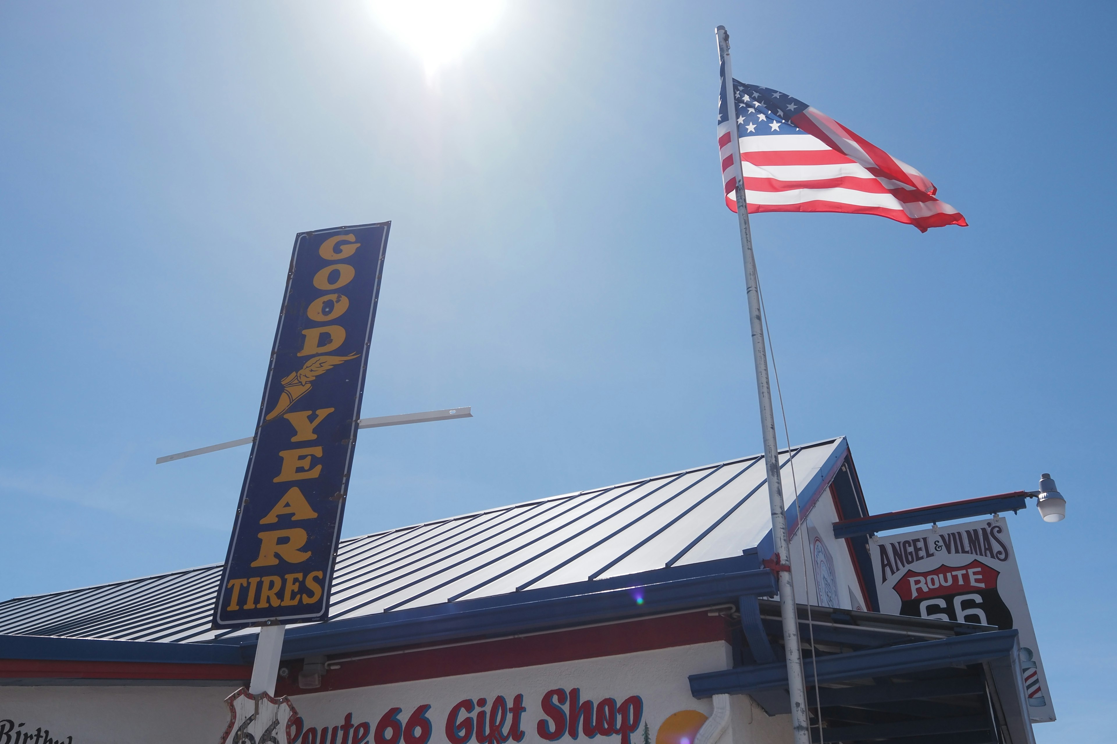 Außenansicht eines Geschäfts mit einem Goodyear Tires-Schild und einer amerikanischen Flagge