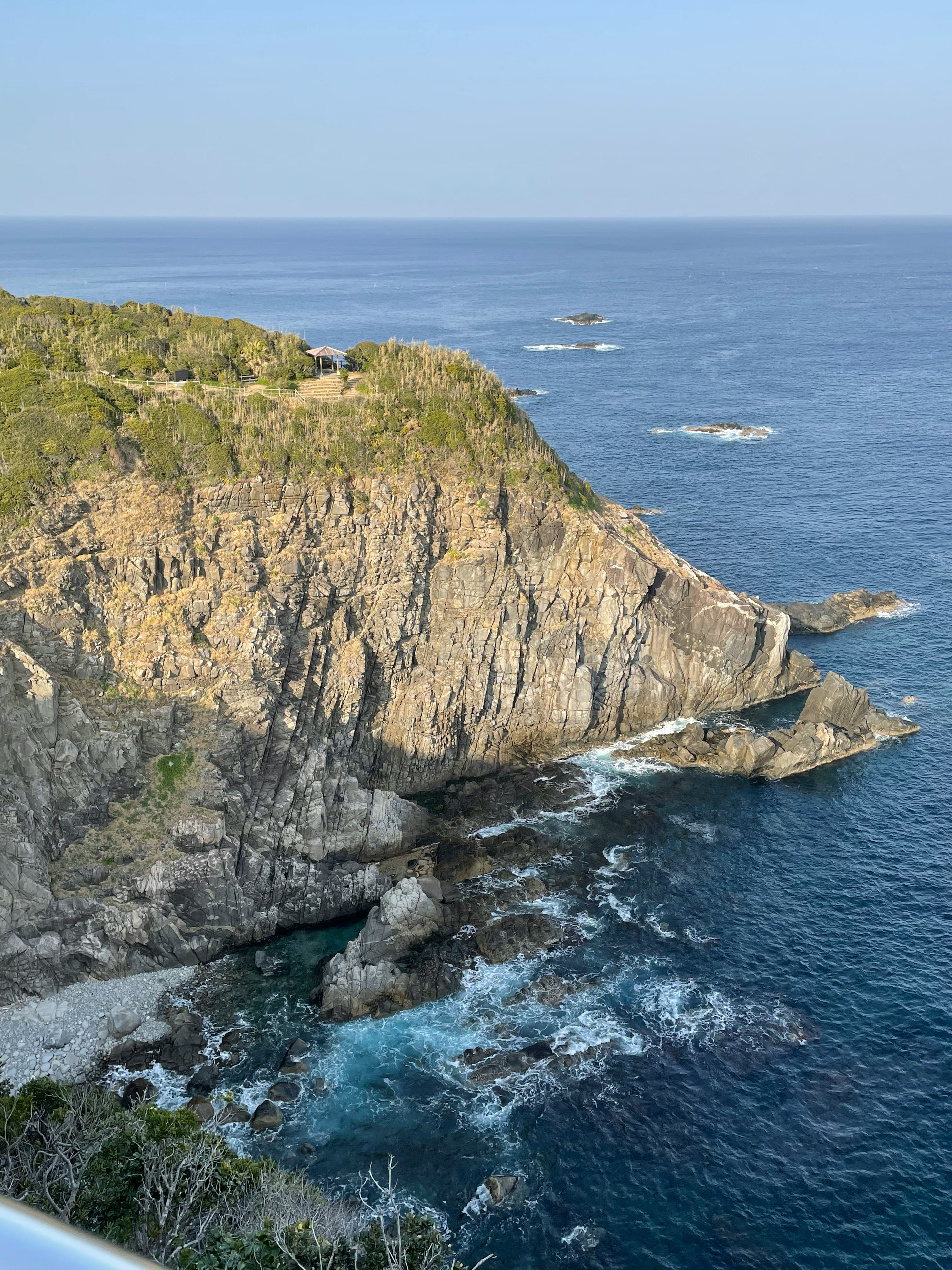 海岸線の崖と青い海の景色