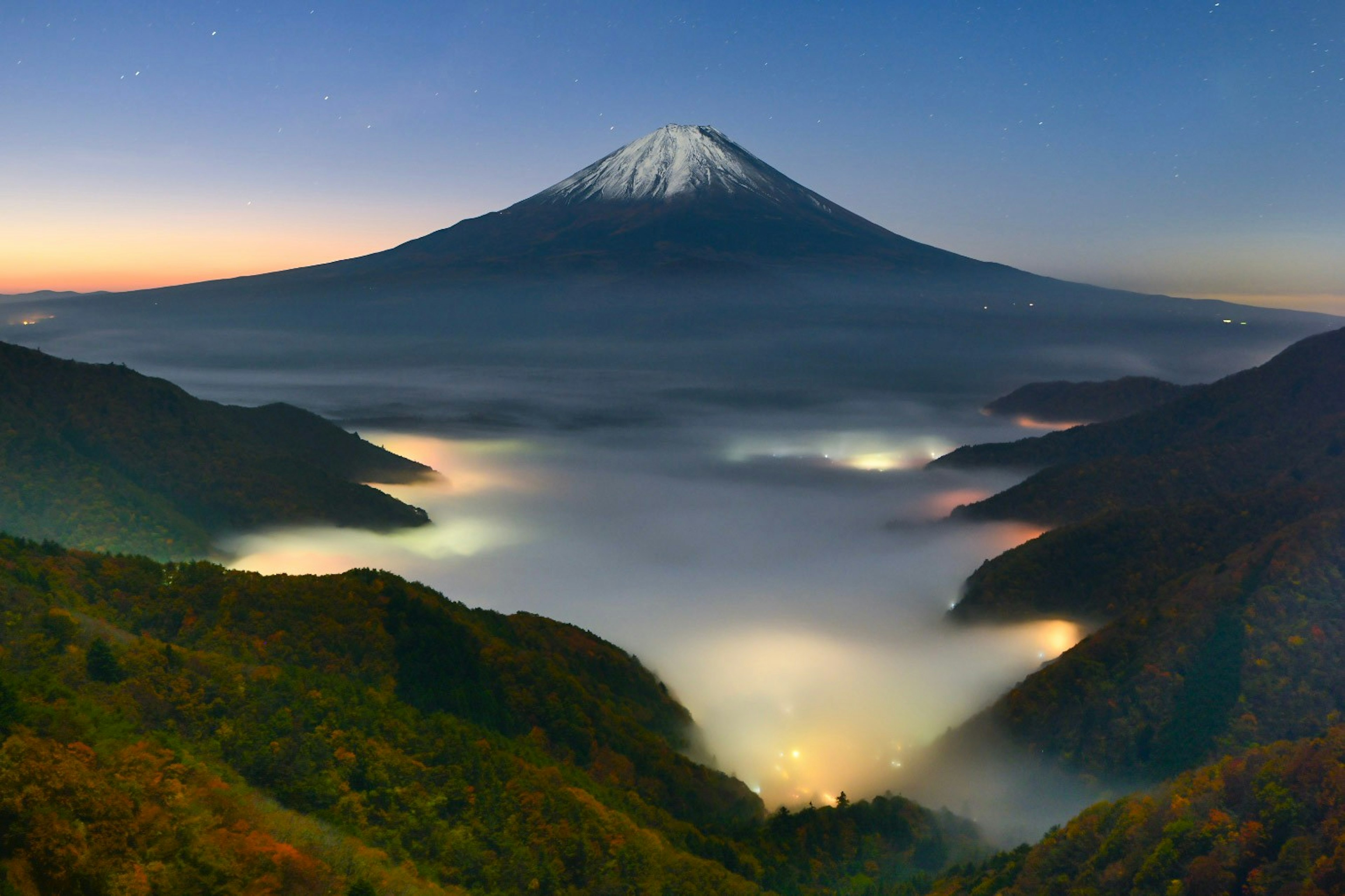 富士山の美しい風景と雲海の中の谷の夜景