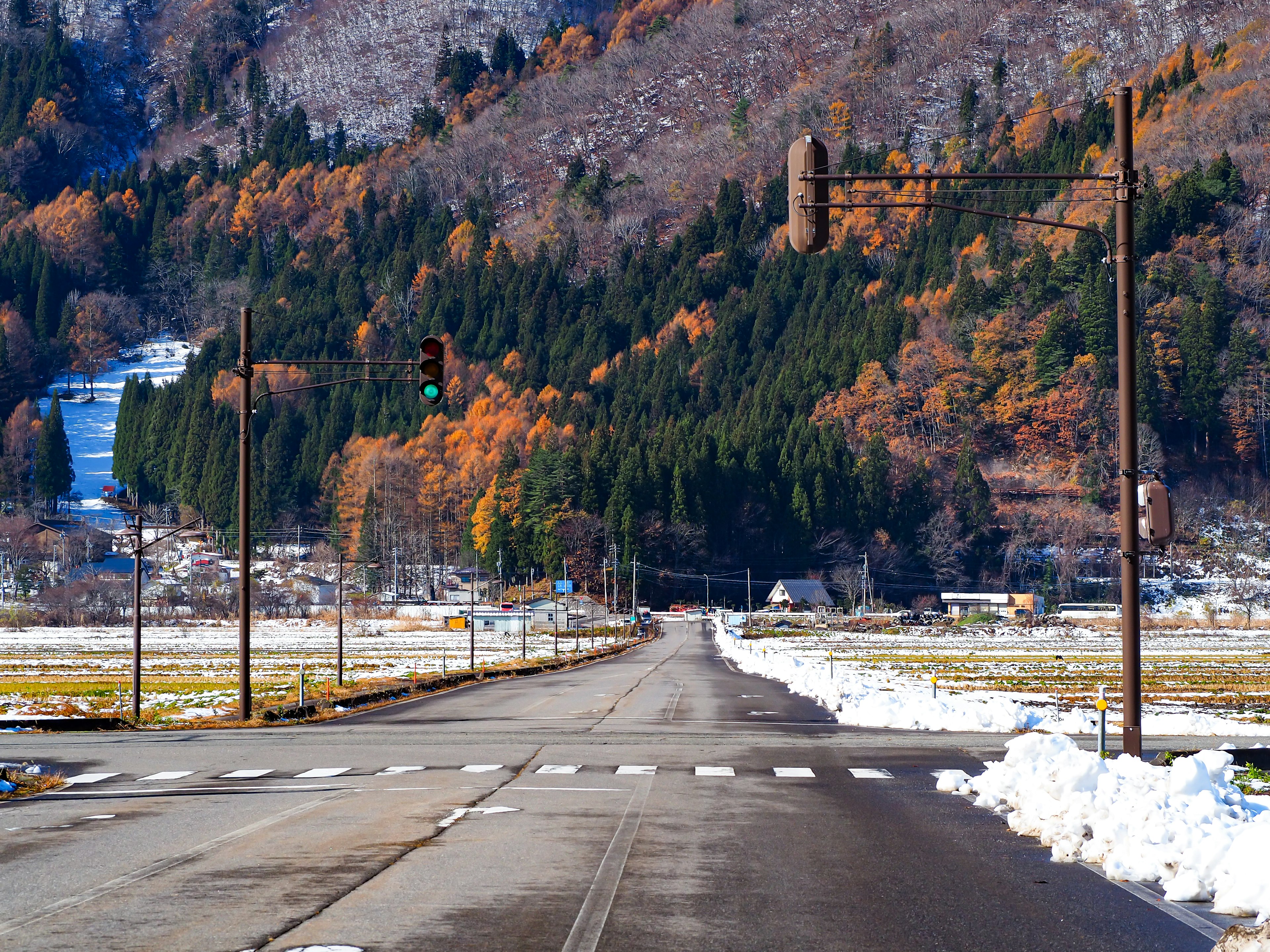 Route tranquille dans un paysage d'hiver avec des montagnes et des arbres colorés