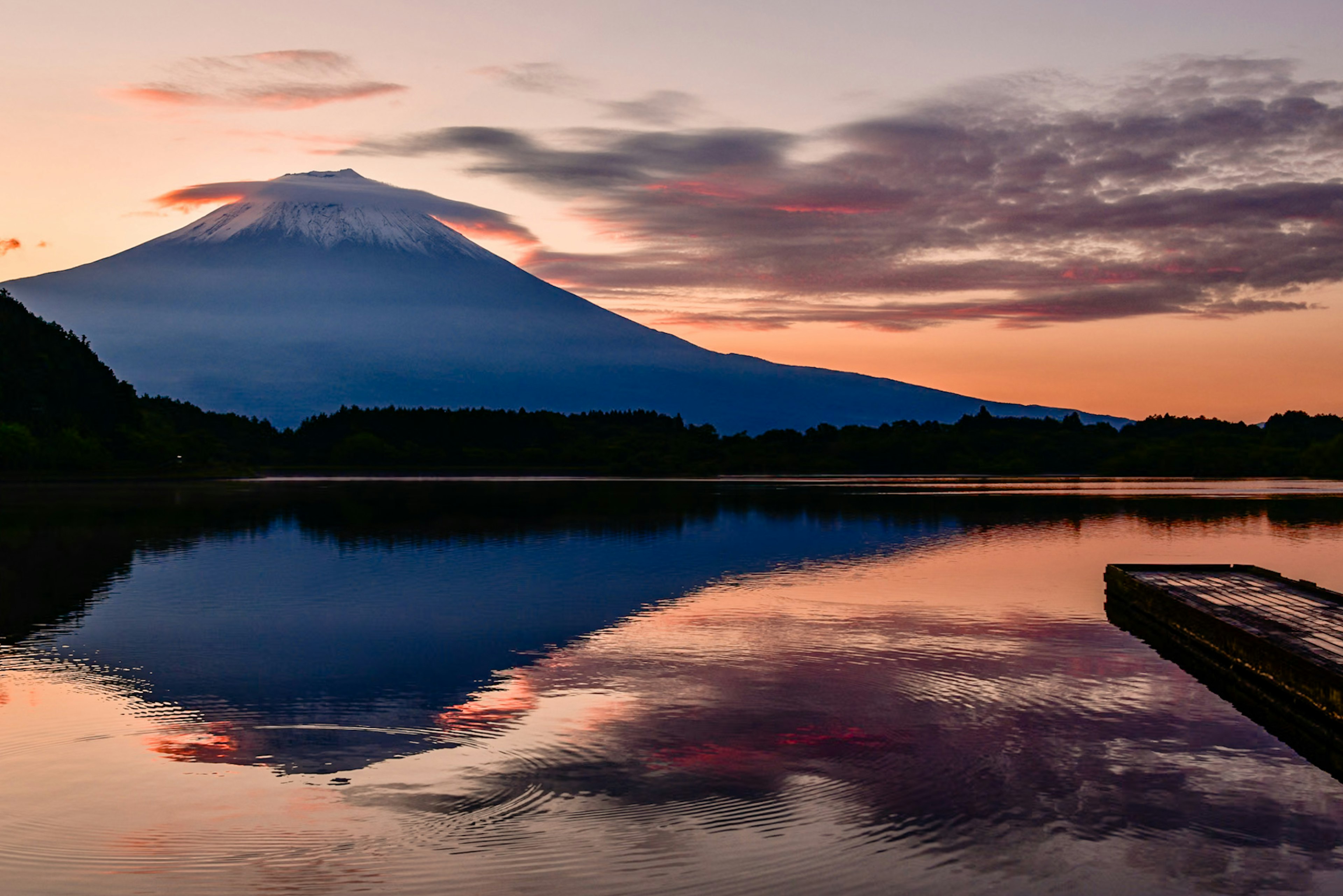 美しい富士山の夕焼けの景色湖の反映が印象的