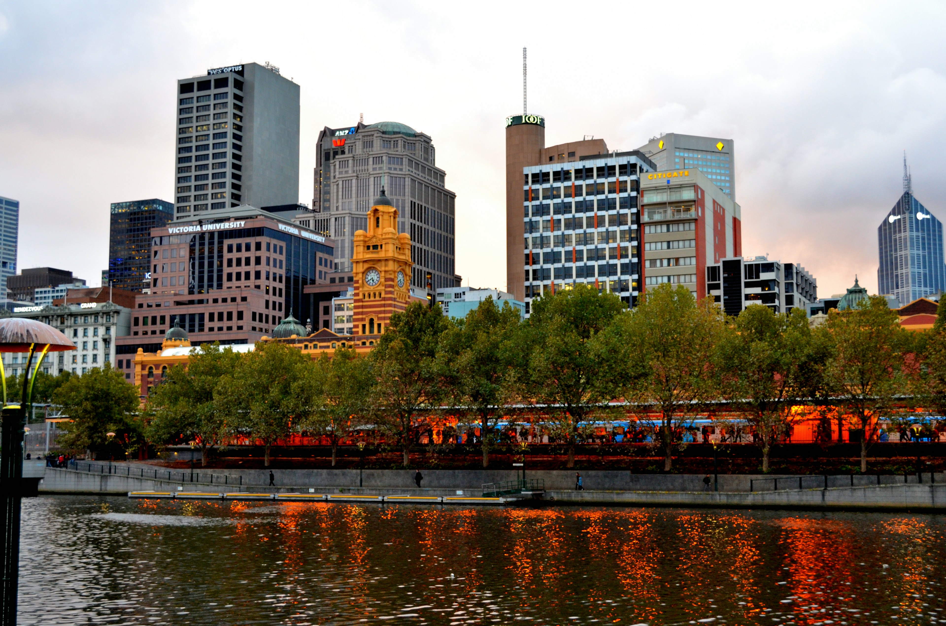 Stadtansicht von Melbourne am Fluss bei Dämmerung mit Reflexionen