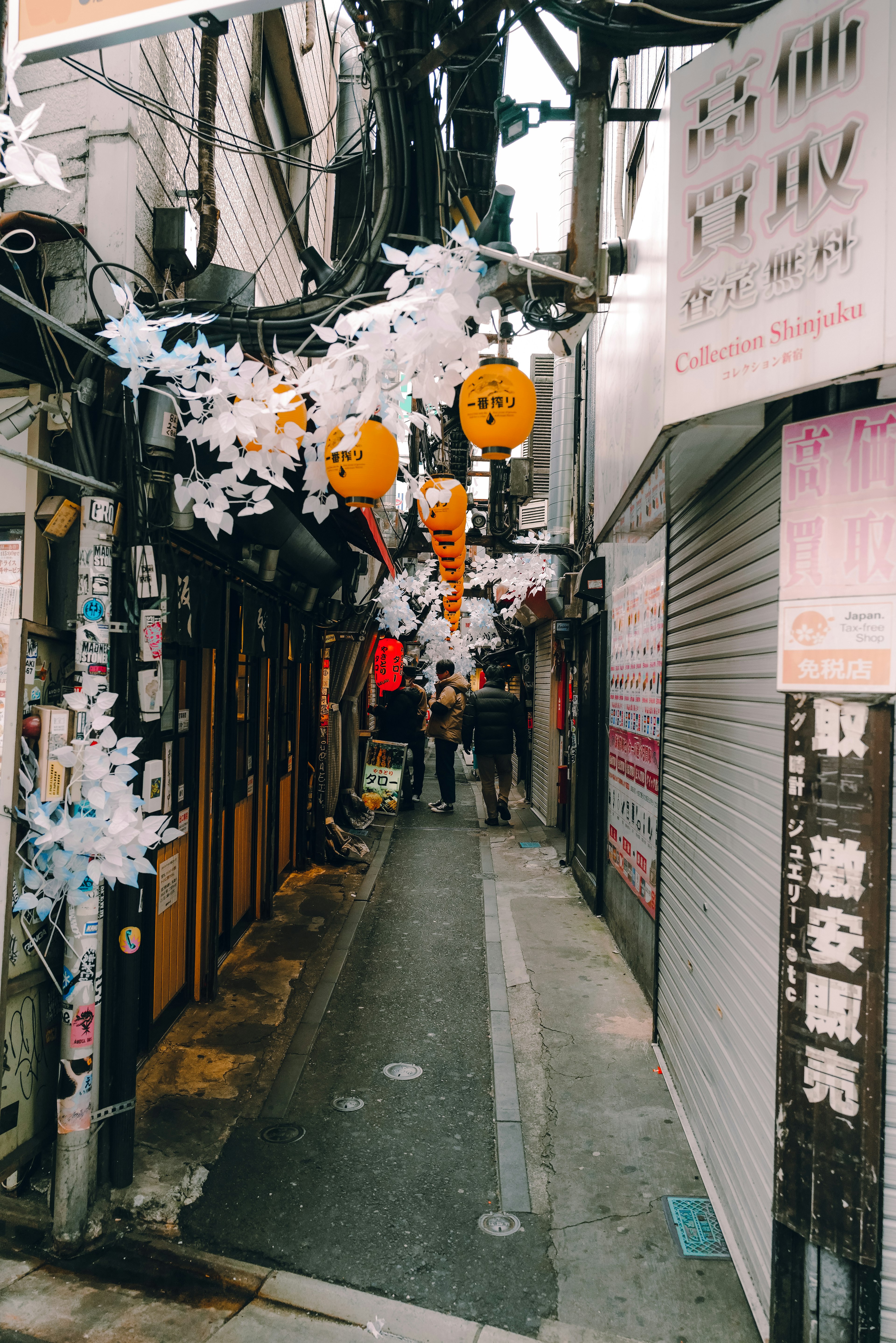 Allée étroite à Tokyo ornée de lanternes et de décorations