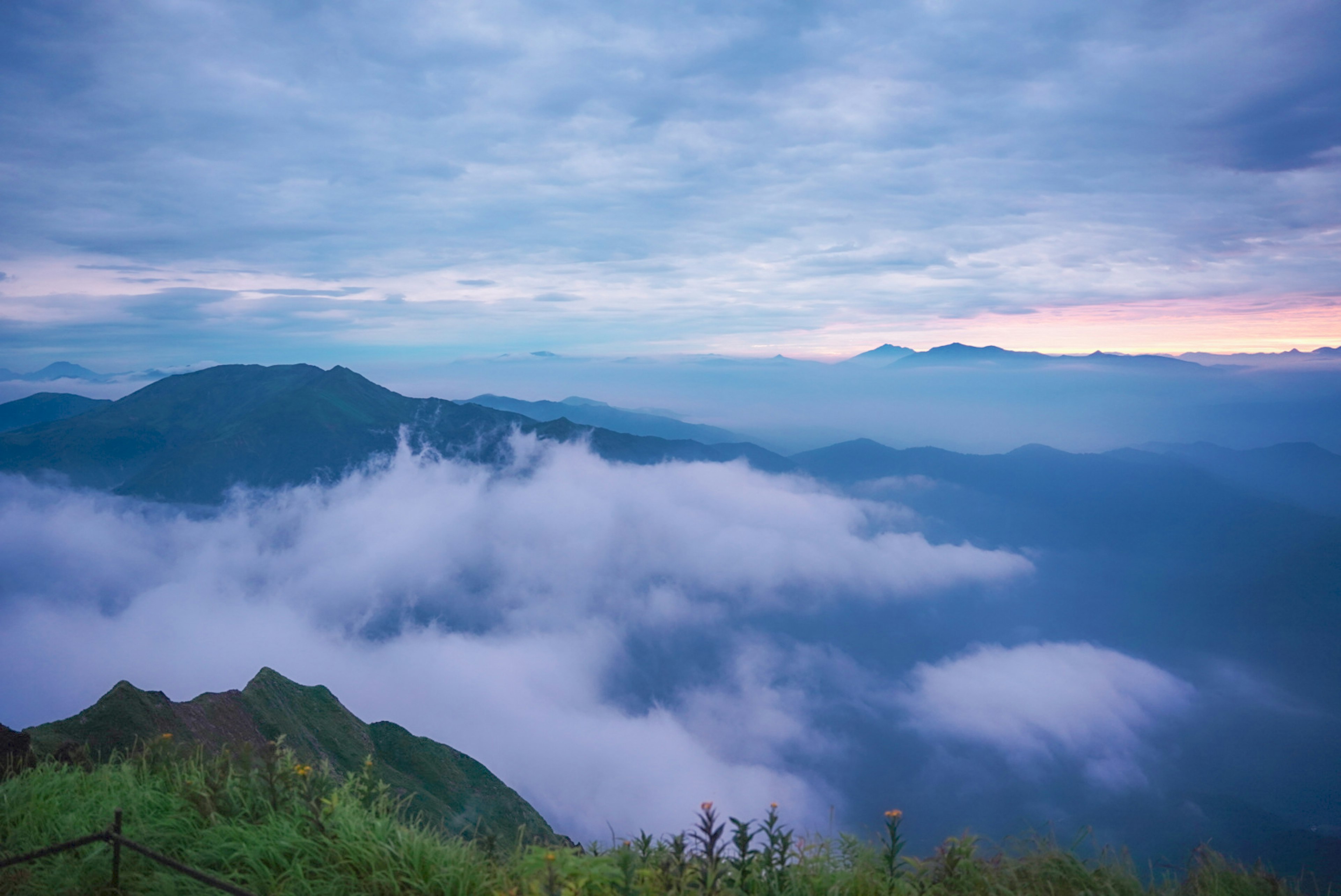 山々と雲に覆われた美しい風景