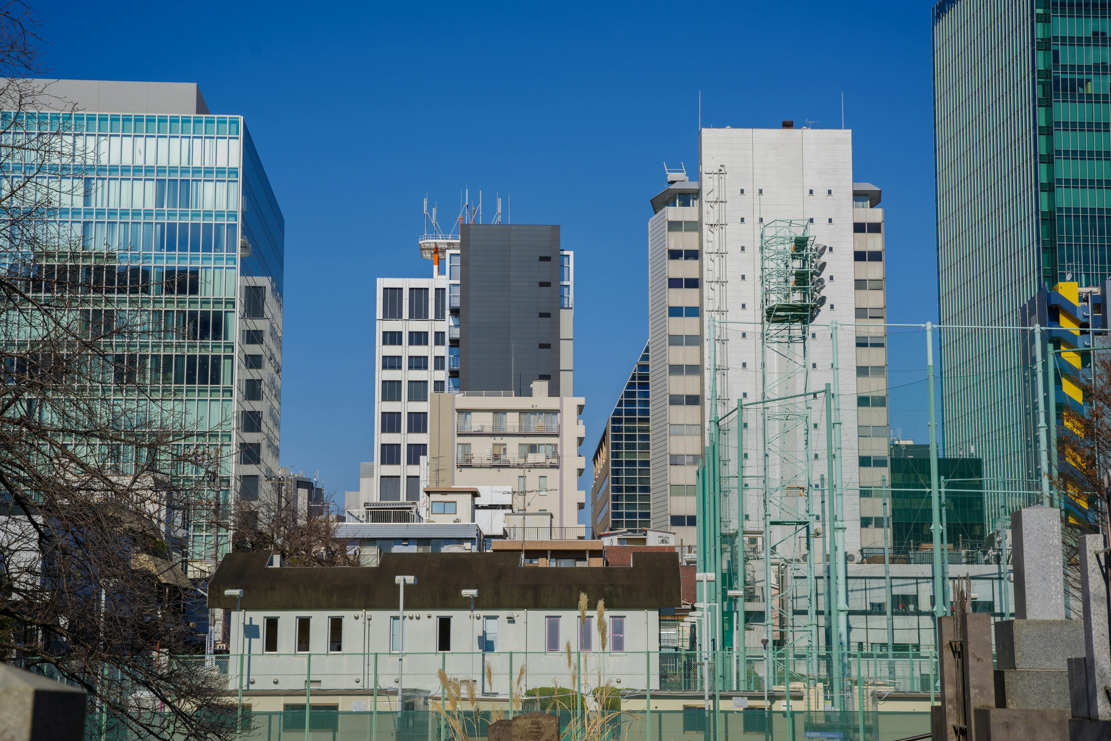 Horizonte urbano con una mezcla de edificios modernos y cielo azul claro