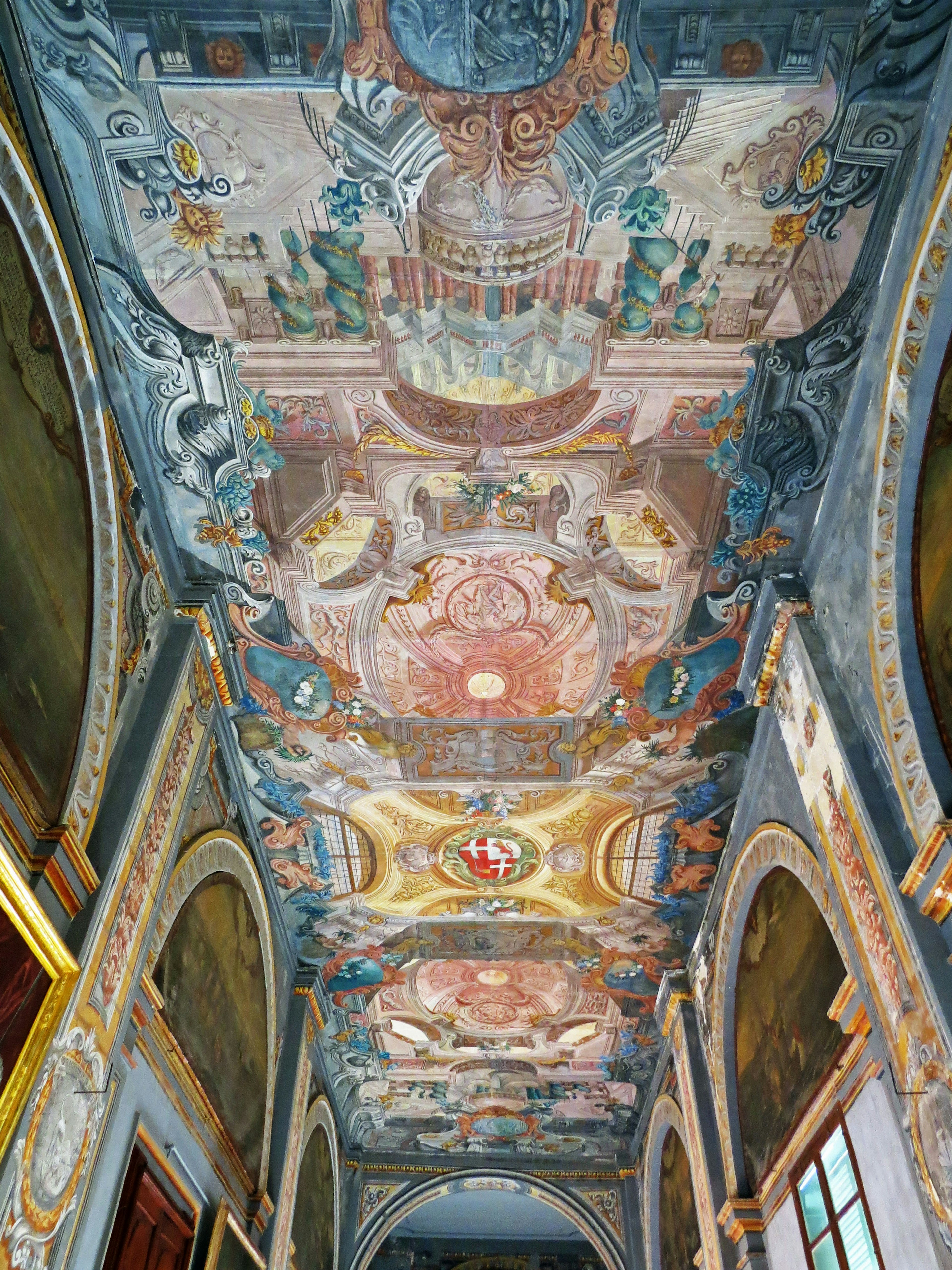 Intérieur d'un couloir avec des peintures murales décoratives au plafond