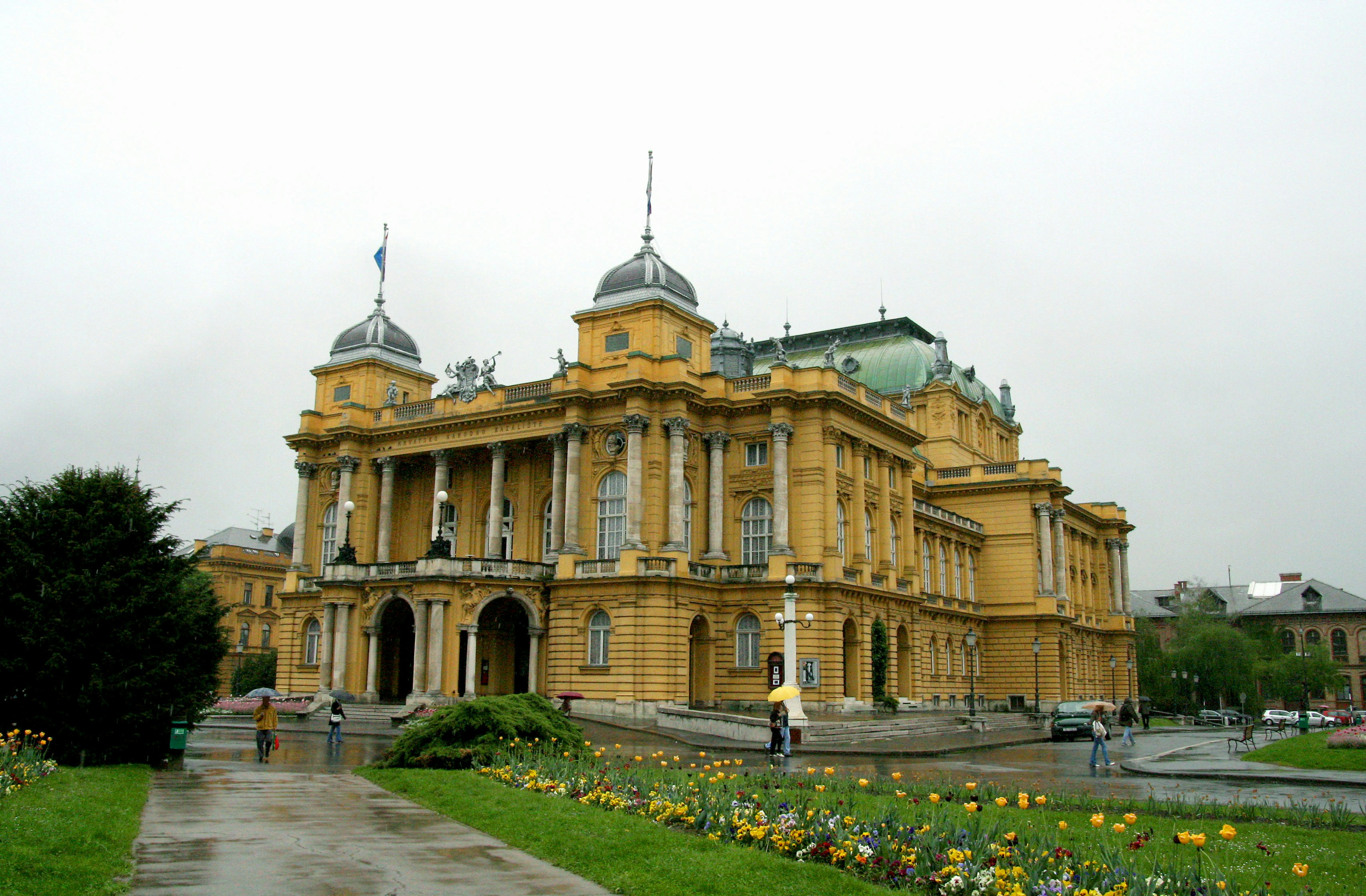 Hermoso edificio amarillo en Zagreb en un día lluvioso