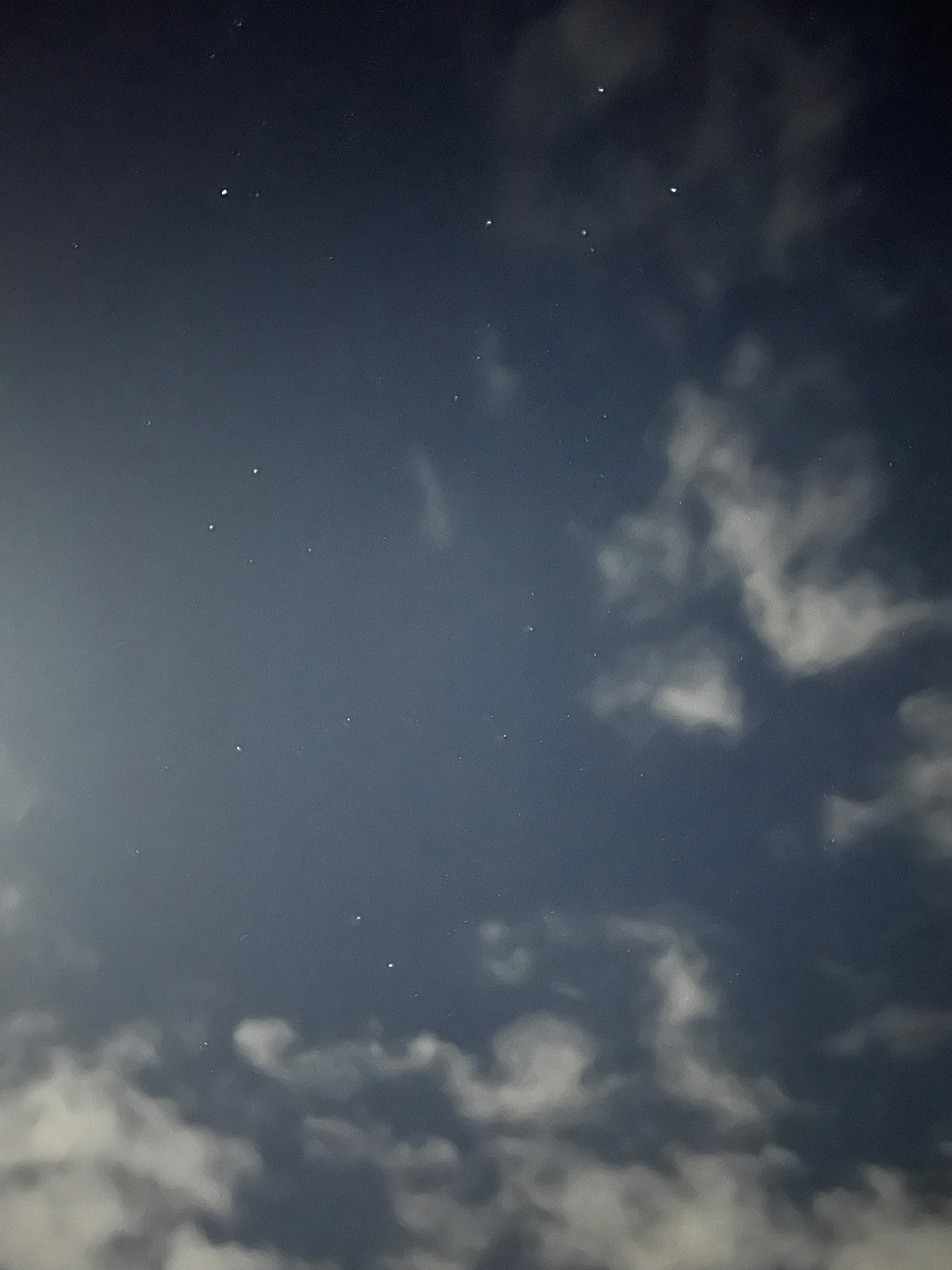 Panoramablick auf Wolken und Sterne am Nachthimmel