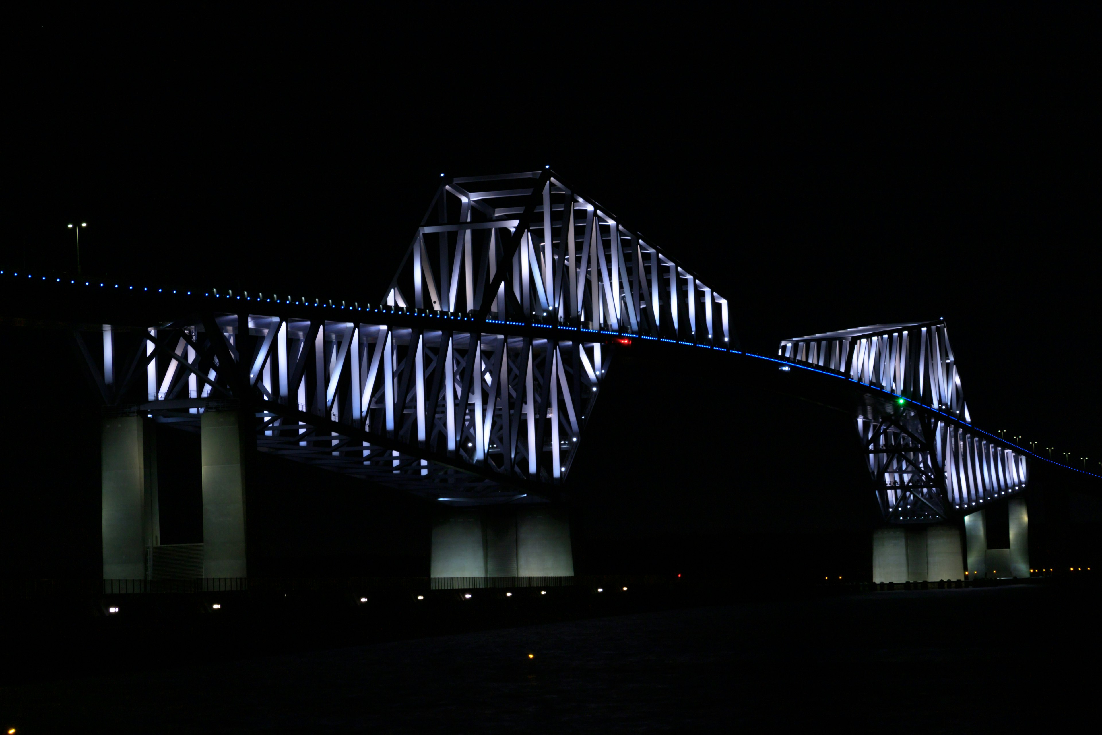 Schöne Struktur einer bei Nacht beleuchteten Brücke