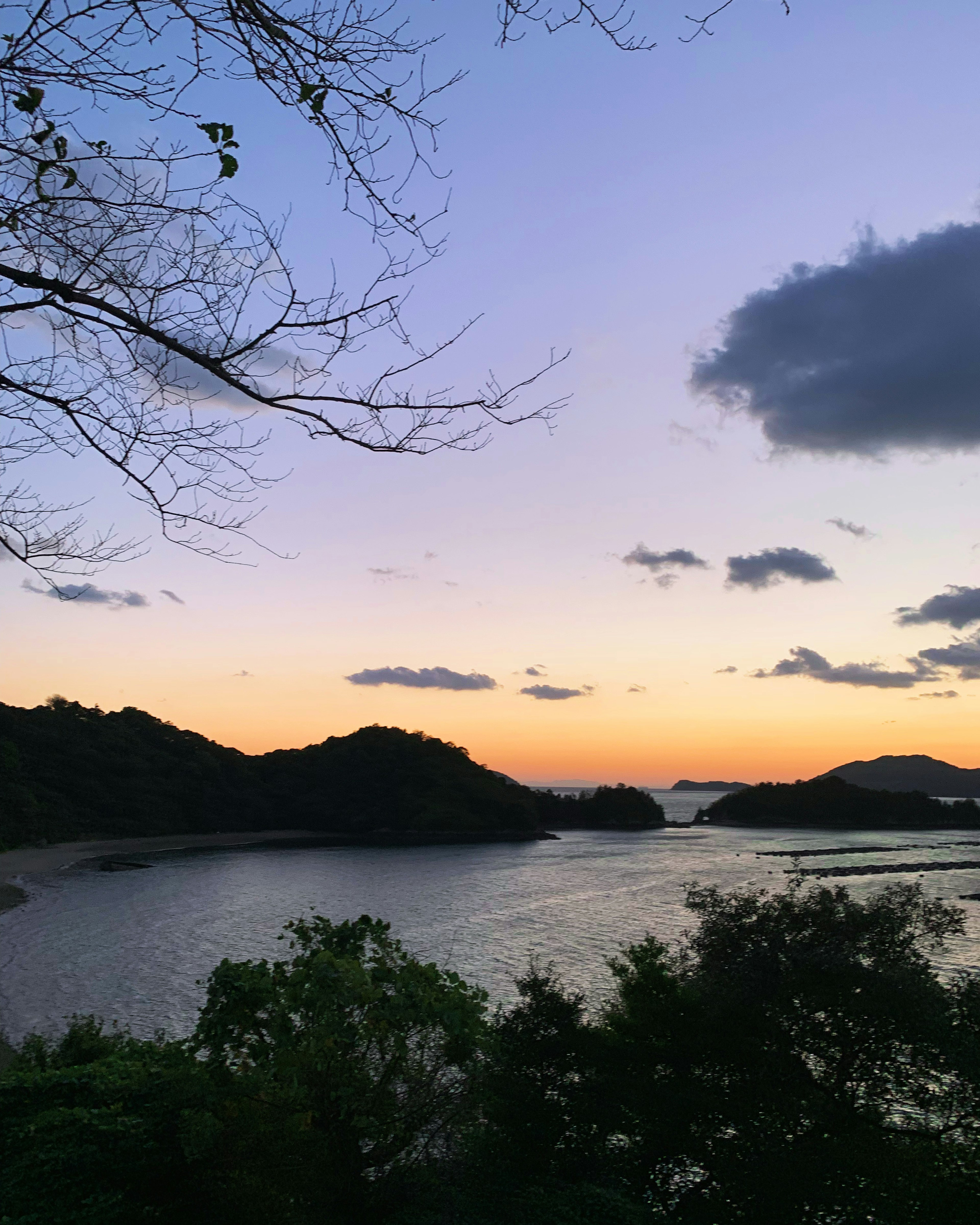 Lac tranquille et paysage montagneux au coucher du soleil