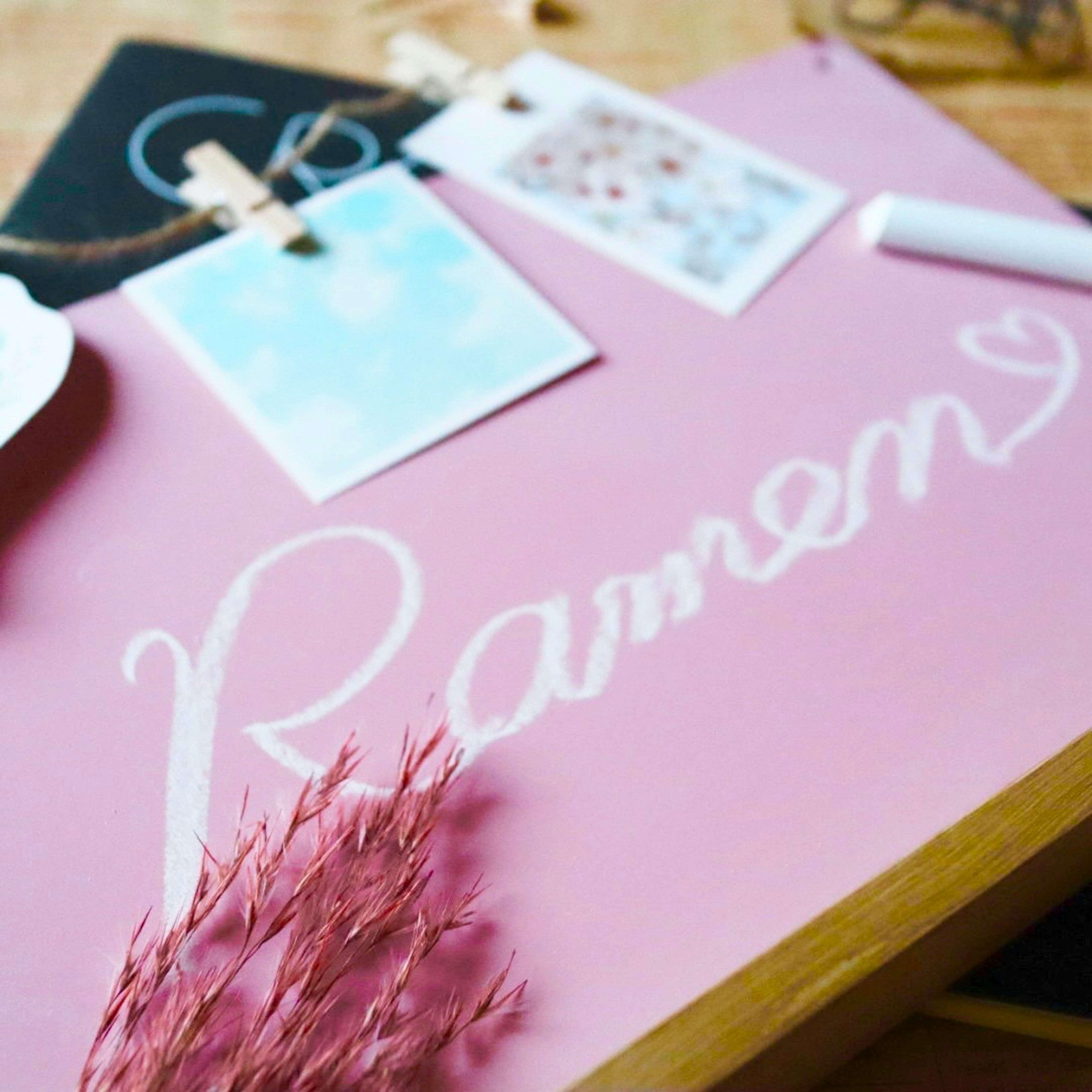 Pannello rosa con la scritta Ramen e elementi decorativi