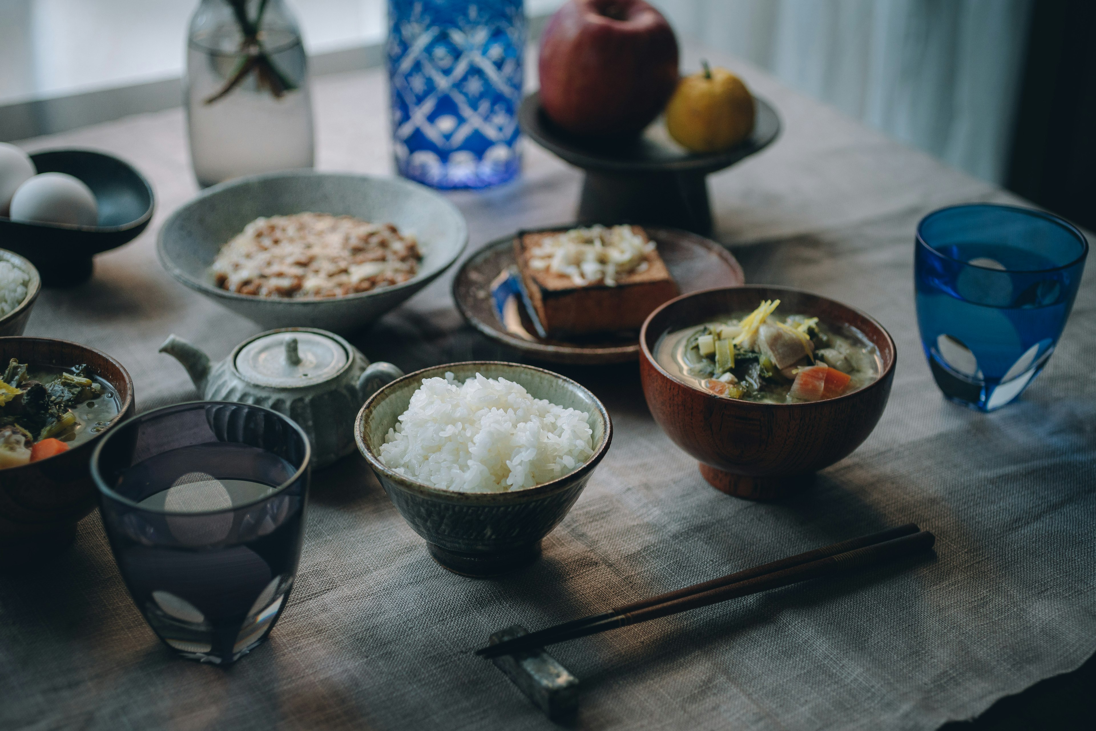 Un repas japonais fait maison joliment disposé sur une table