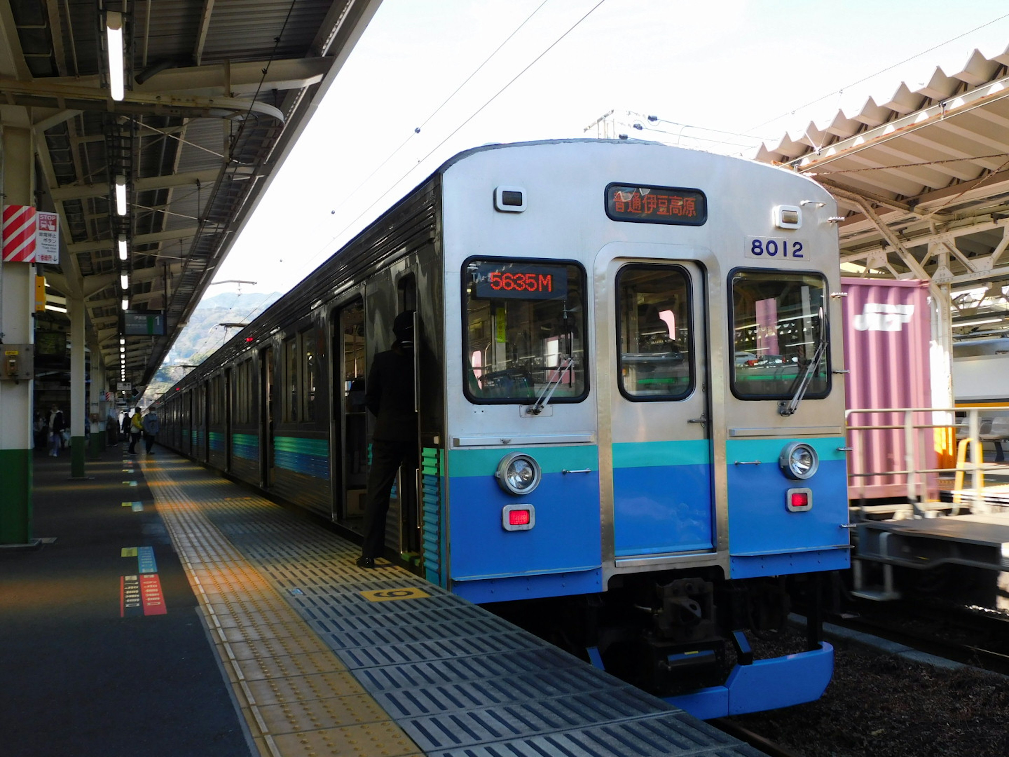 青と白の電車が駅に停車している