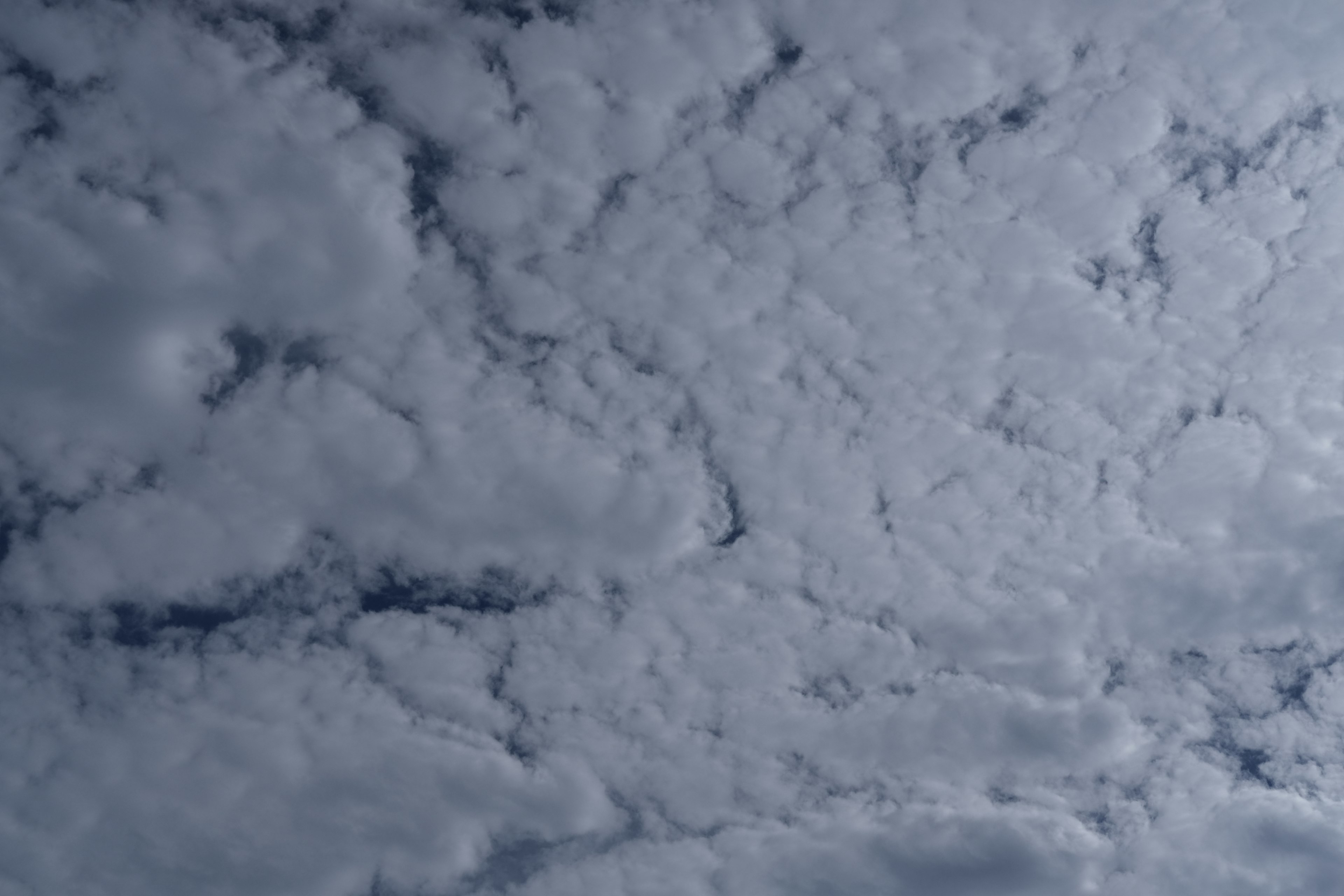 Muster aus weißen Wolken vor blauem Himmel