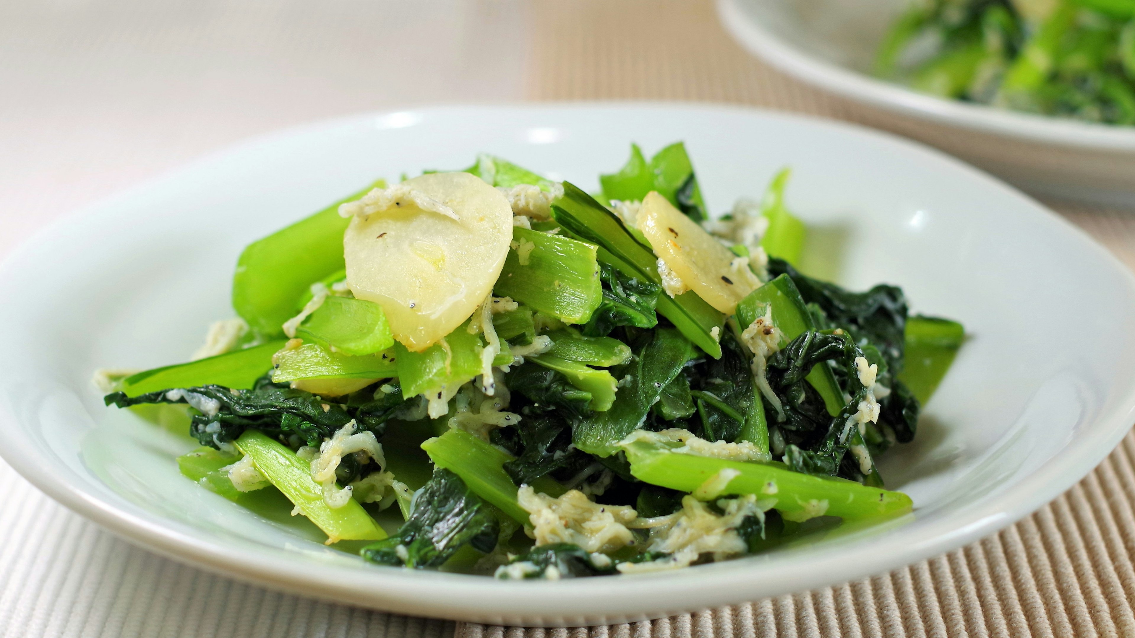 Insalata di verdure fresche servita su un piatto bianco